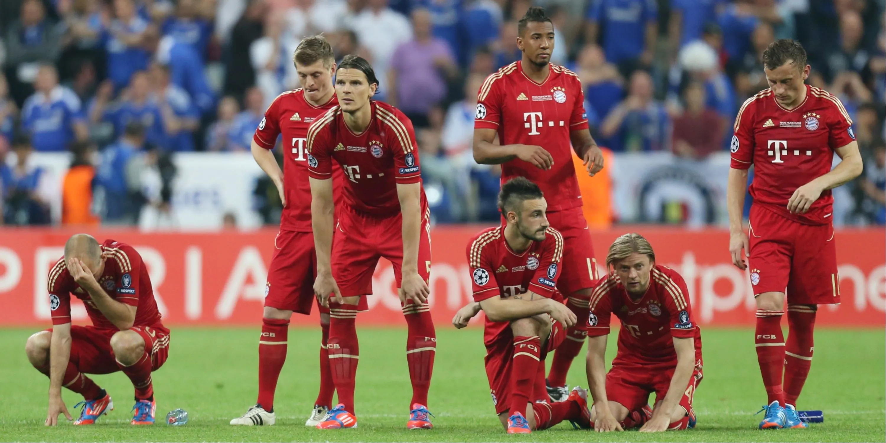 Các cầu thủ Bayern Munich thể hiện sự thất vọng sau trận đấu mùa giải 2011/12 Bundesliga