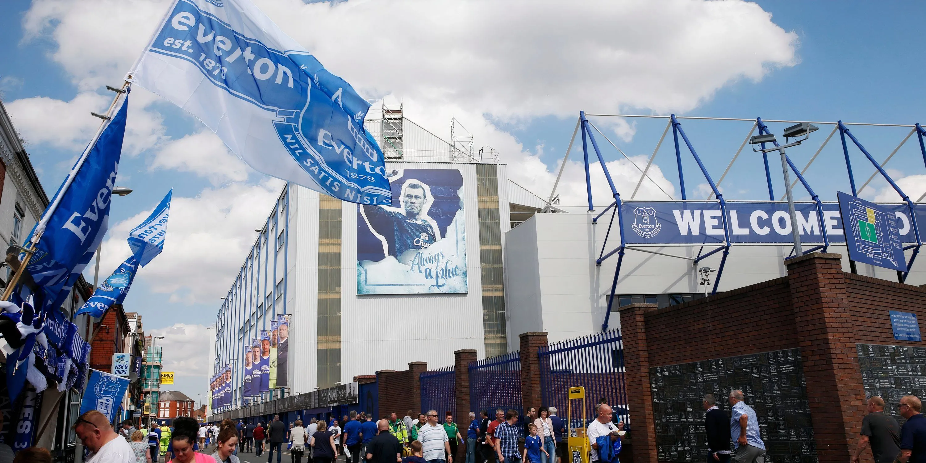 Cổ động viên Everton bên ngoài sân Goodison Park trước trận đấu, thể hiện không khí cuồng nhiệt
