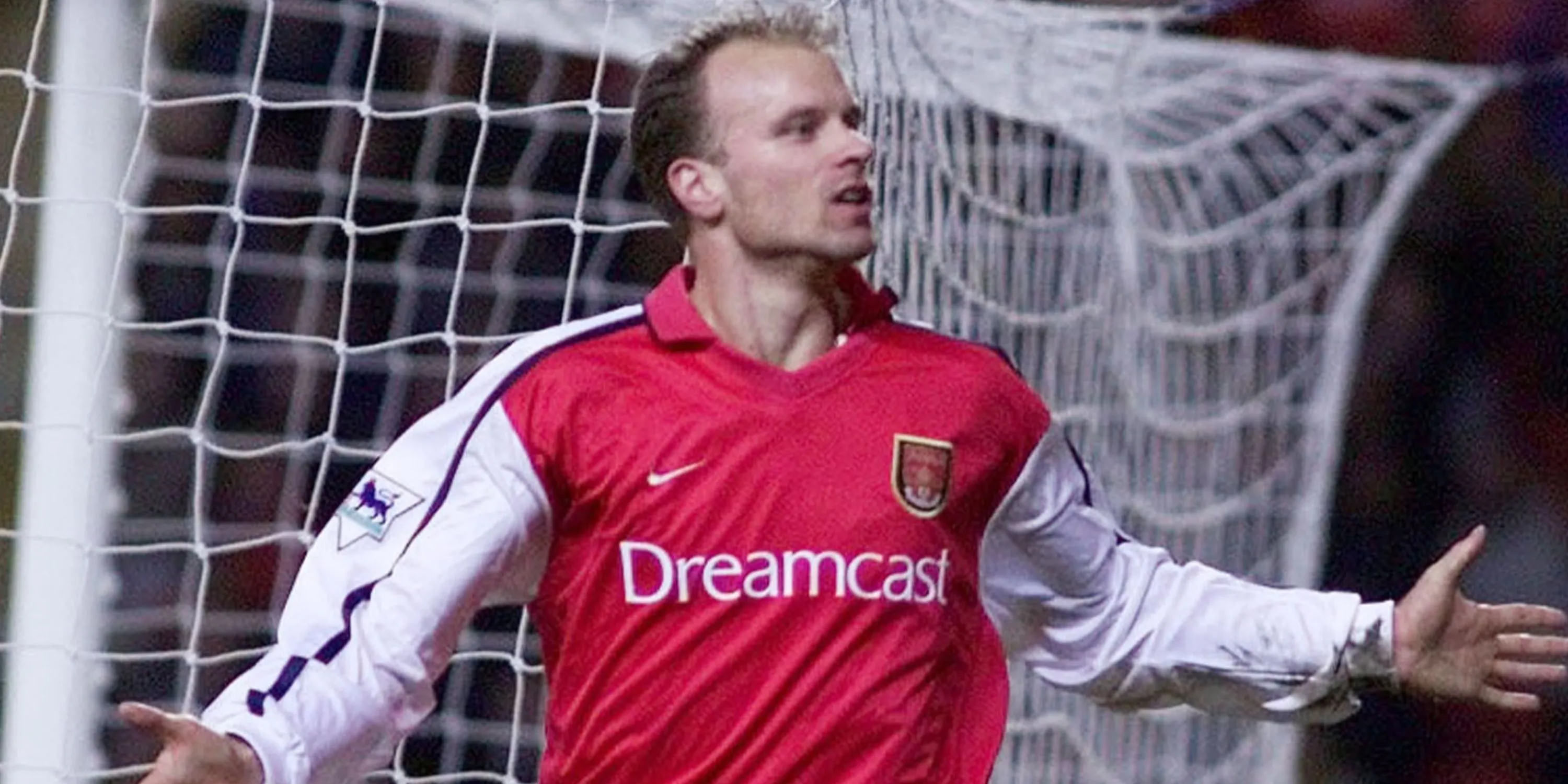 Dennis Bergkamp thi đấu cho Arsenal tại Premier League