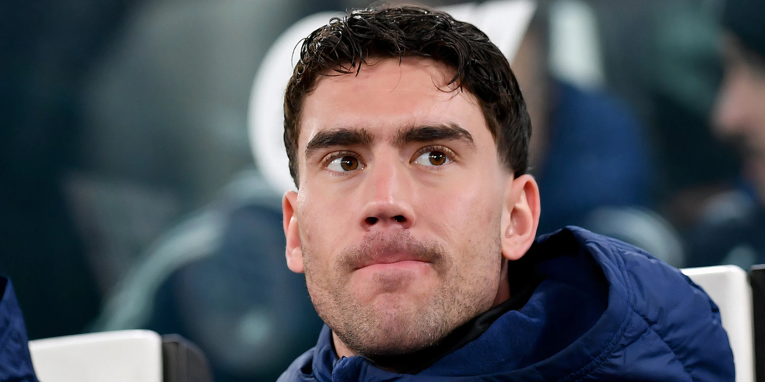 Dusan Vlahovic ngồi trên băng ghế dự bị của Juventus