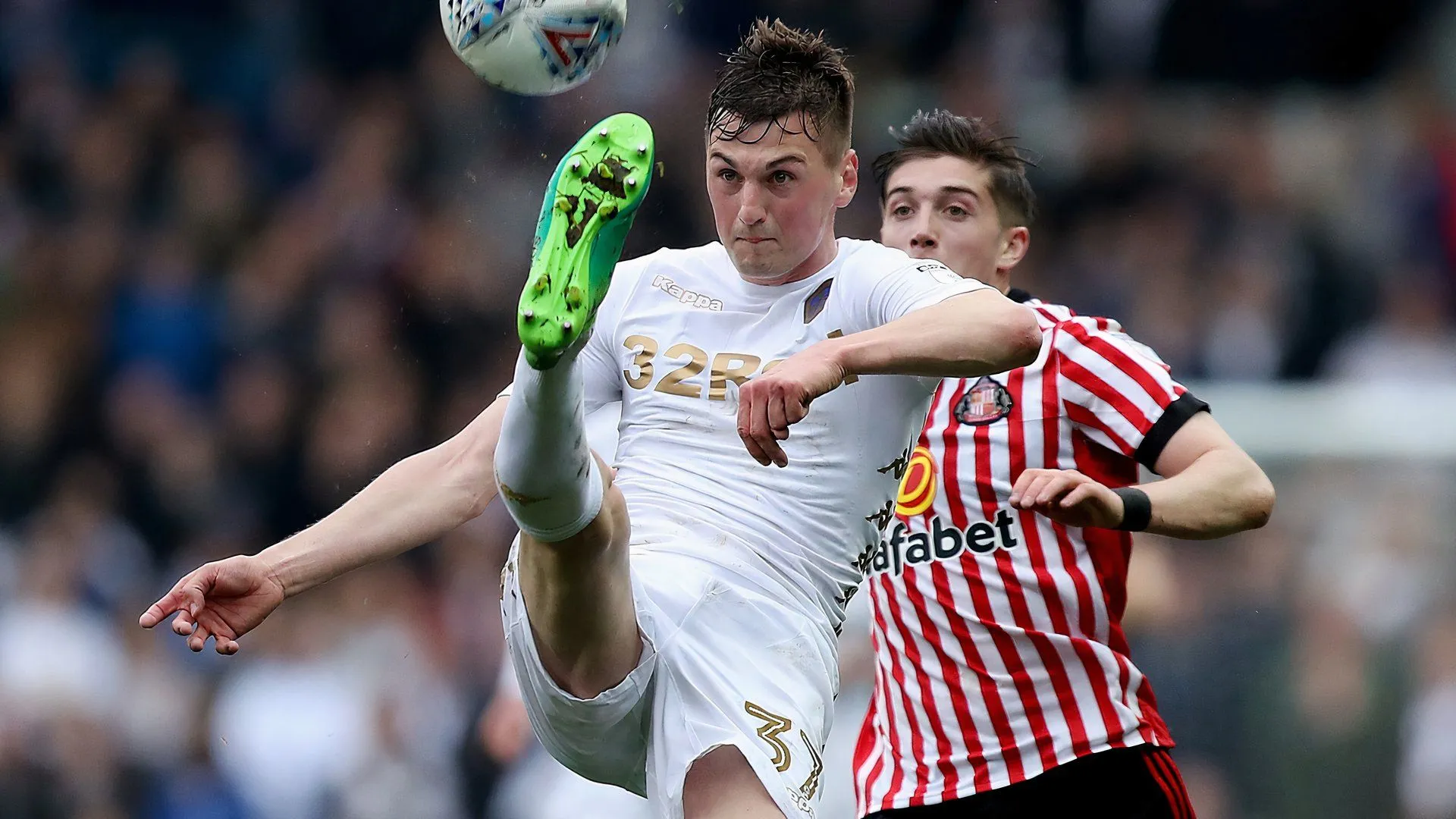 Hậu vệ Paudie O'Connor của Lincoln City là mục tiêu theo đuổi của Barnsley tại League One