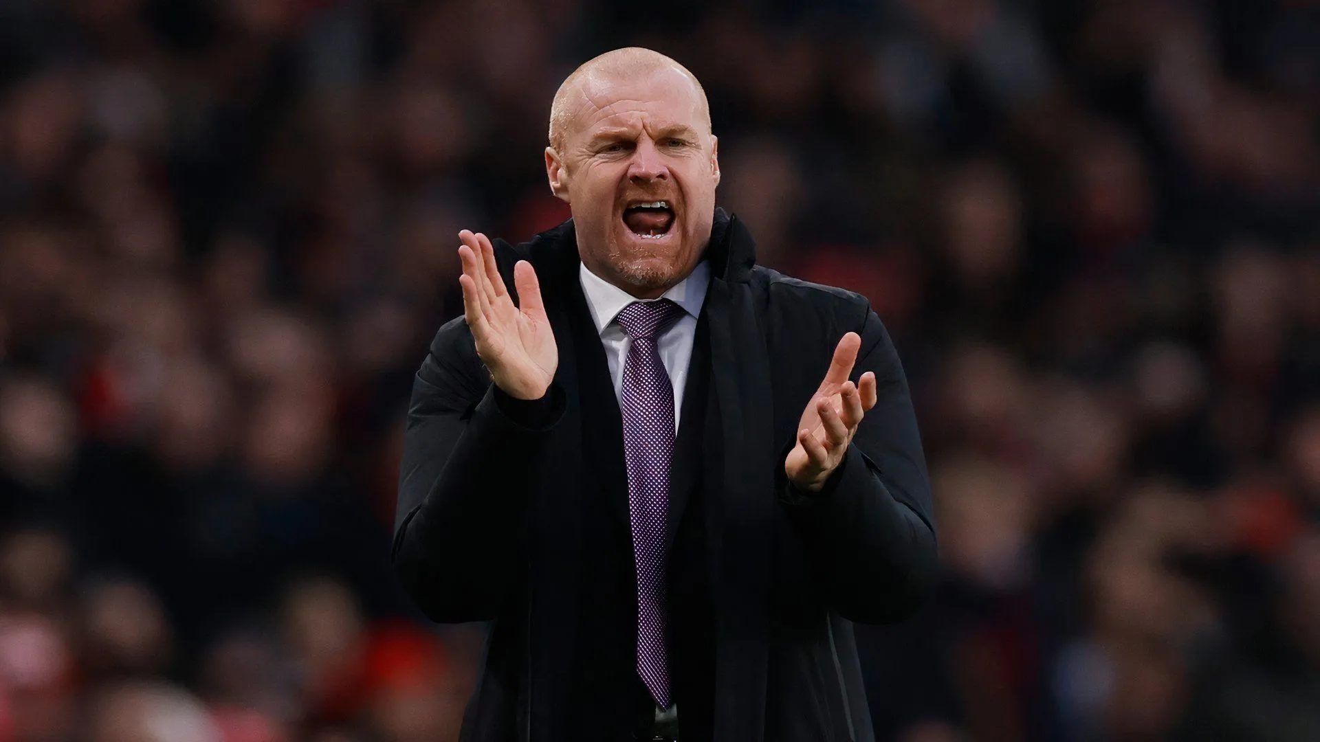 HLV Sean Dyche trong một buổi họp báo quen thuộc