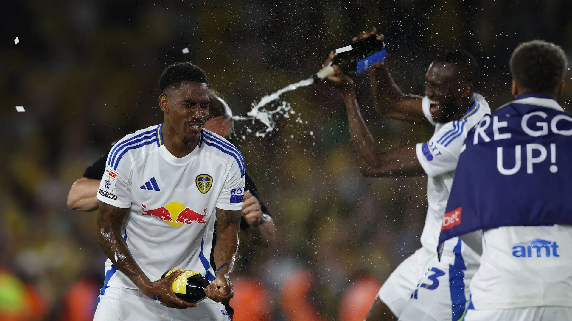 Junior Firpo ăn mừng bàn thắng cuồng nhiệt trên sân Elland Road của Leeds United