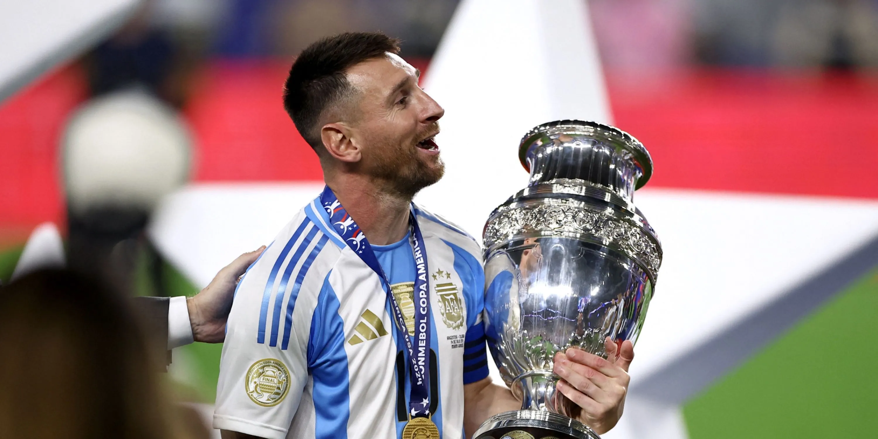 Lionel Messi nâng cao cúp Copa America