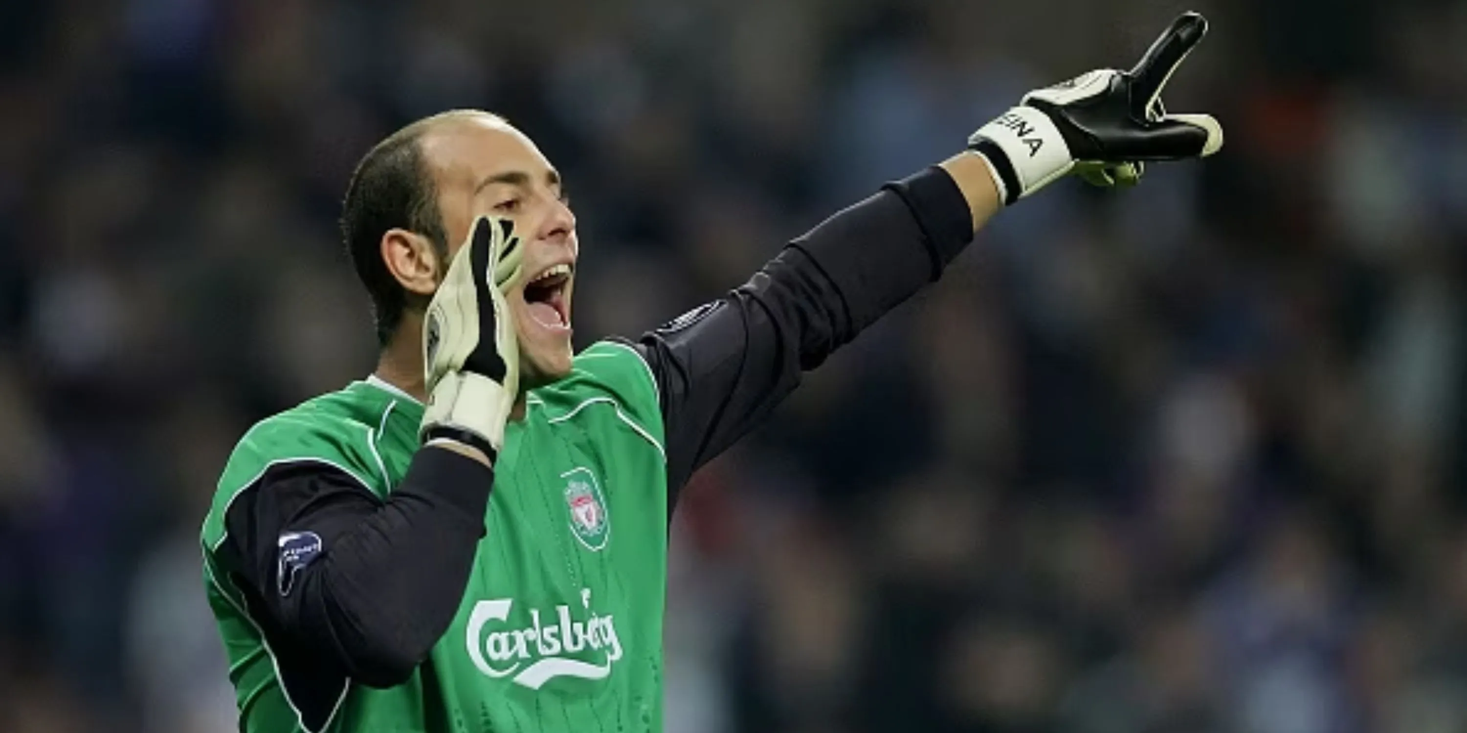 Pepe Reina trong khung thành của Liverpool.