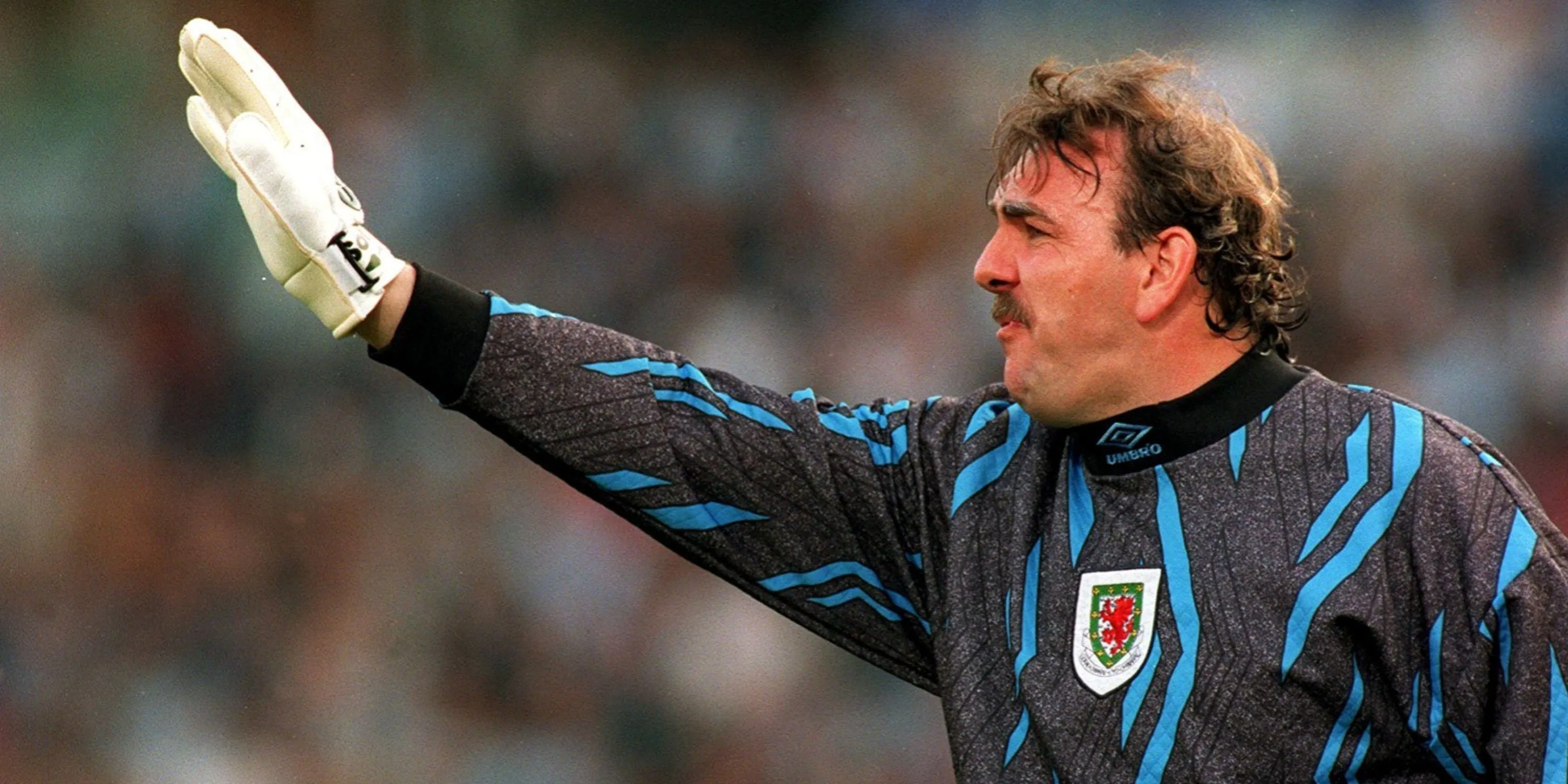 Thủ môn Neville Southall hò hét chỉ đạo.