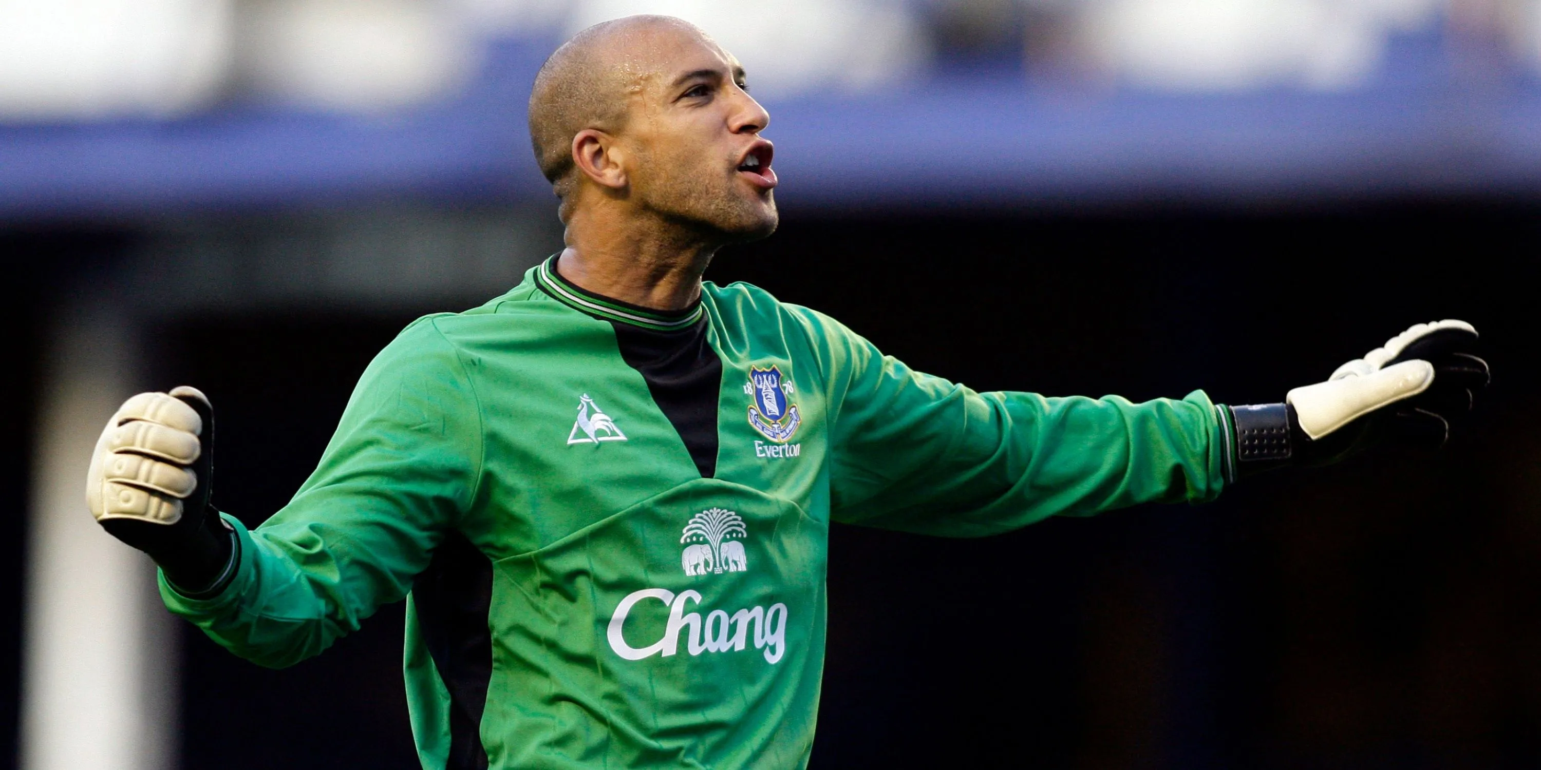 Thủ môn Tim Howard của Everton ra hiệu cho khán giả.