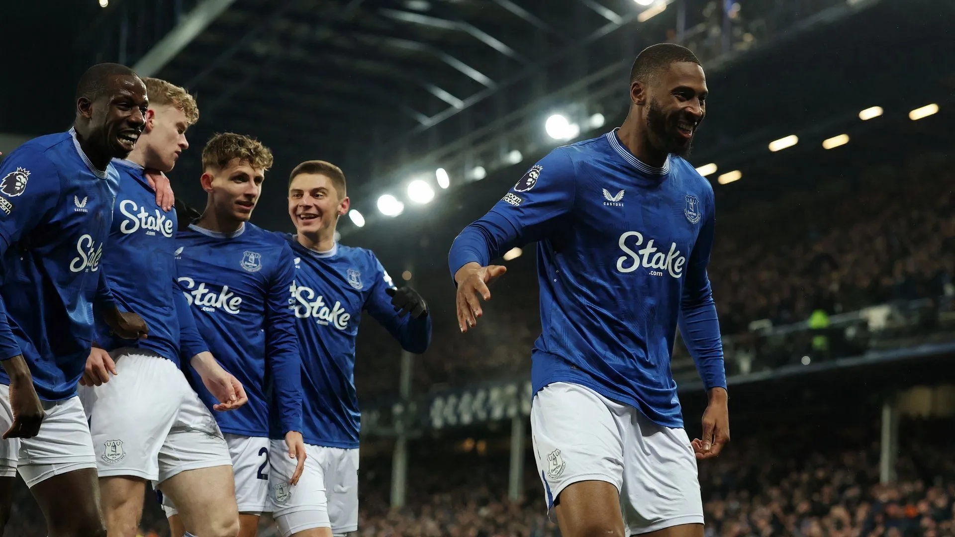 Tiền đạo Beto ăn mừng bàn thắng cho Everton trong trận đấu với Liverpool tại Premier League