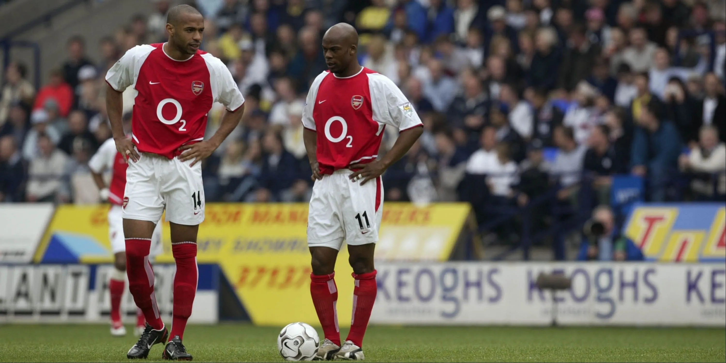 Tiền đạo Thierry Henry ăn mừng cùng đồng đội Sylvain Wiltord của Arsenal mùa giải 2002/03 Premier League
