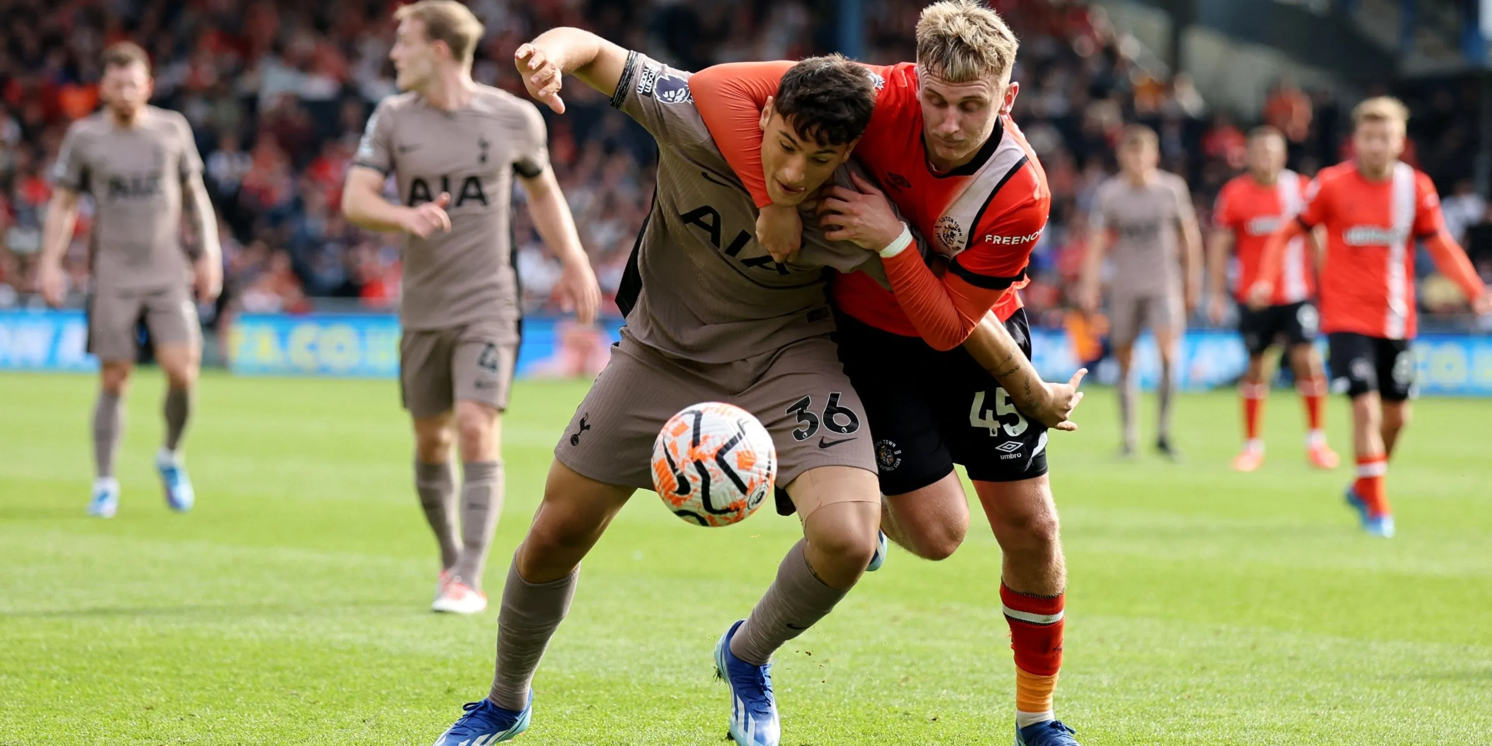 Alejo Veliz trong một buổi tập cùng Tottenham