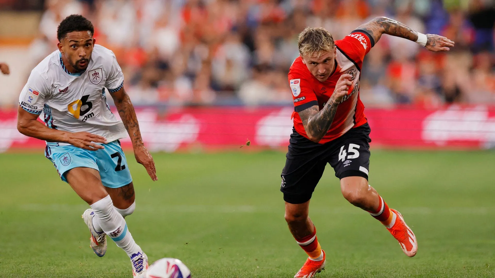 Alfie Doughty thi đấu cho Luton Town trong trận gặp Burnley tại Premier League