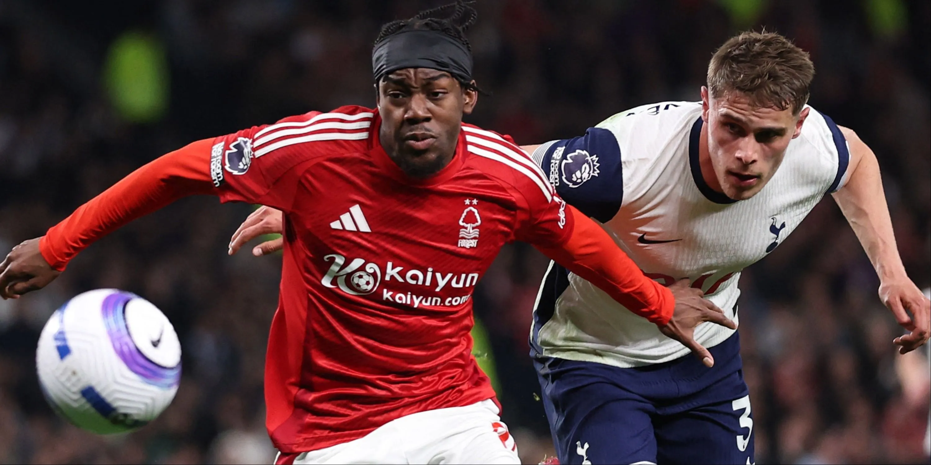 Anthony Elanga của Nottingham Forest trong một pha đi bóng