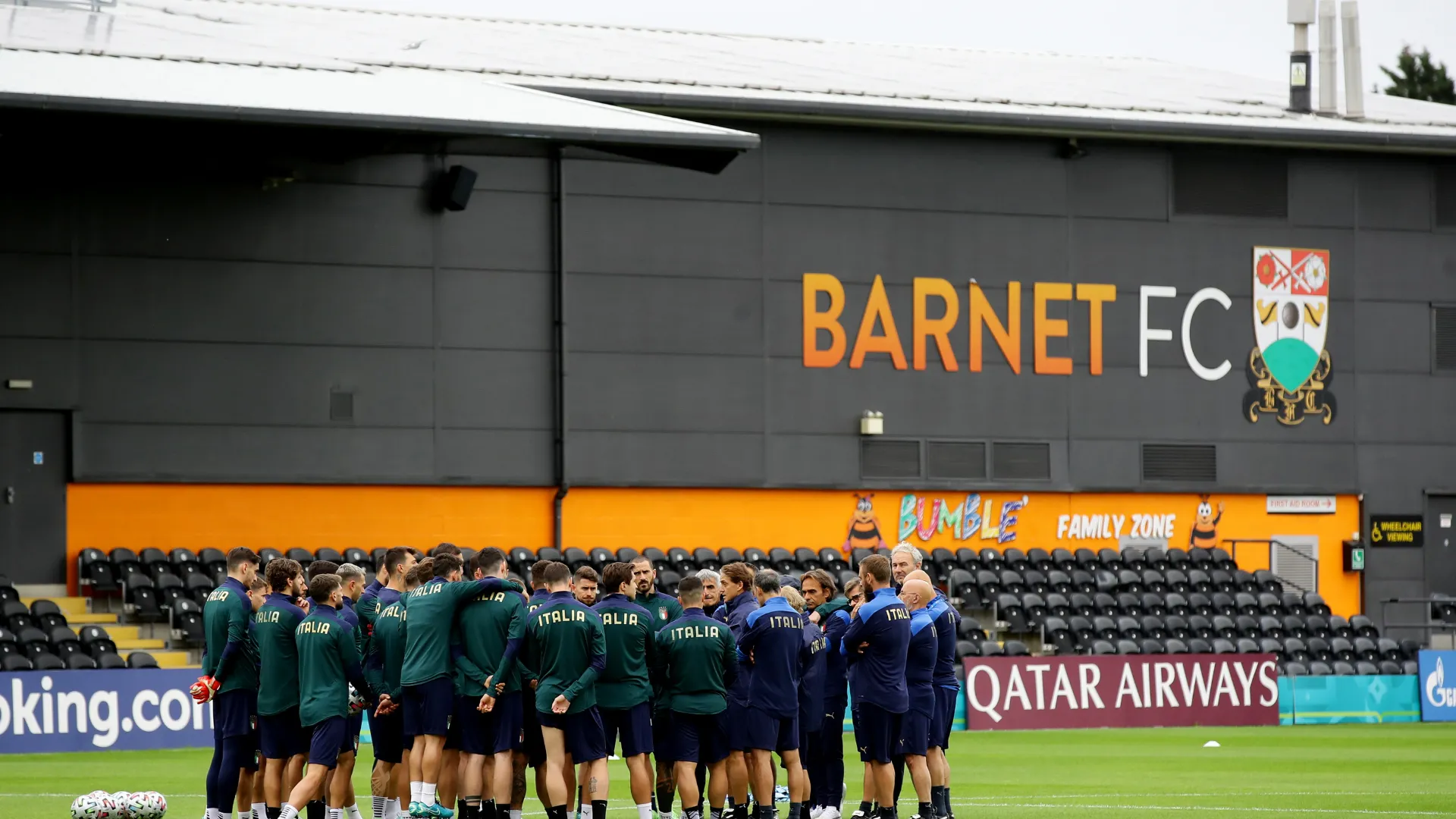 Cầu thủ Barnet ăn mừng thăng hạng League Two