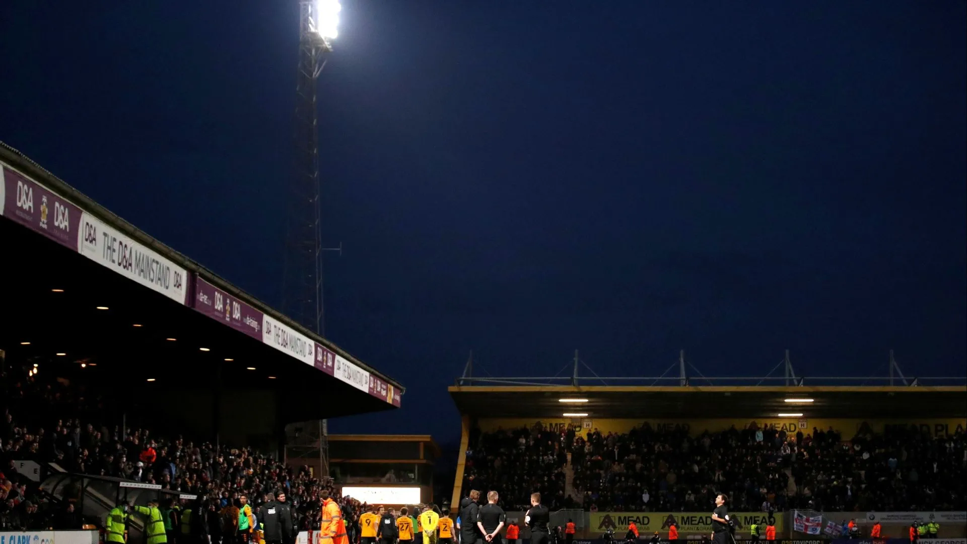 Cầu thủ Cambridge United trong trận đấu