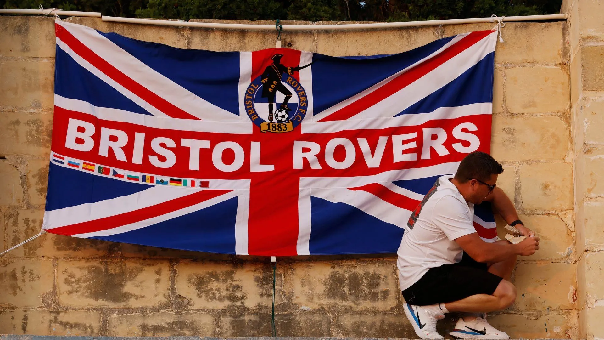 Cờ cổ động viên của Bristol Rovers trên khán đài