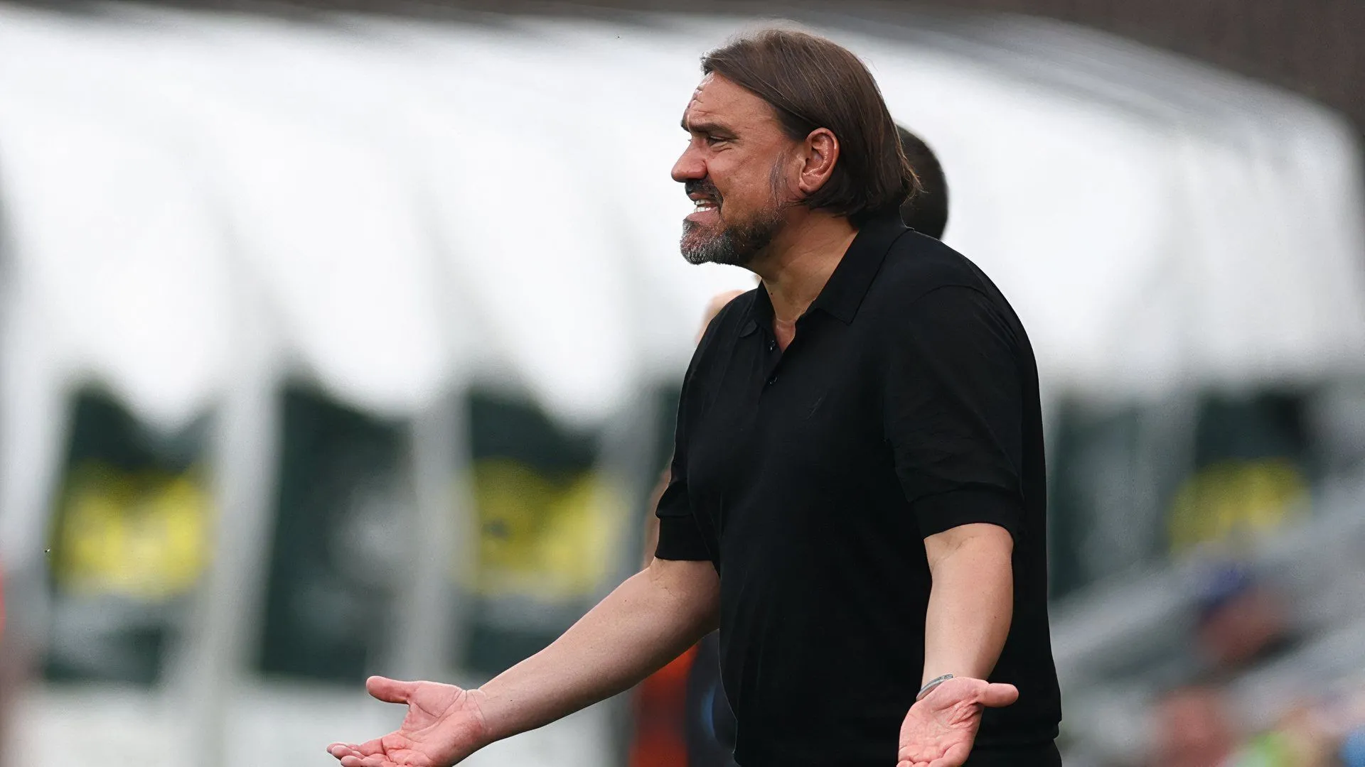 HLV Daniel Farke chỉ đạo trận đấu của Leeds United