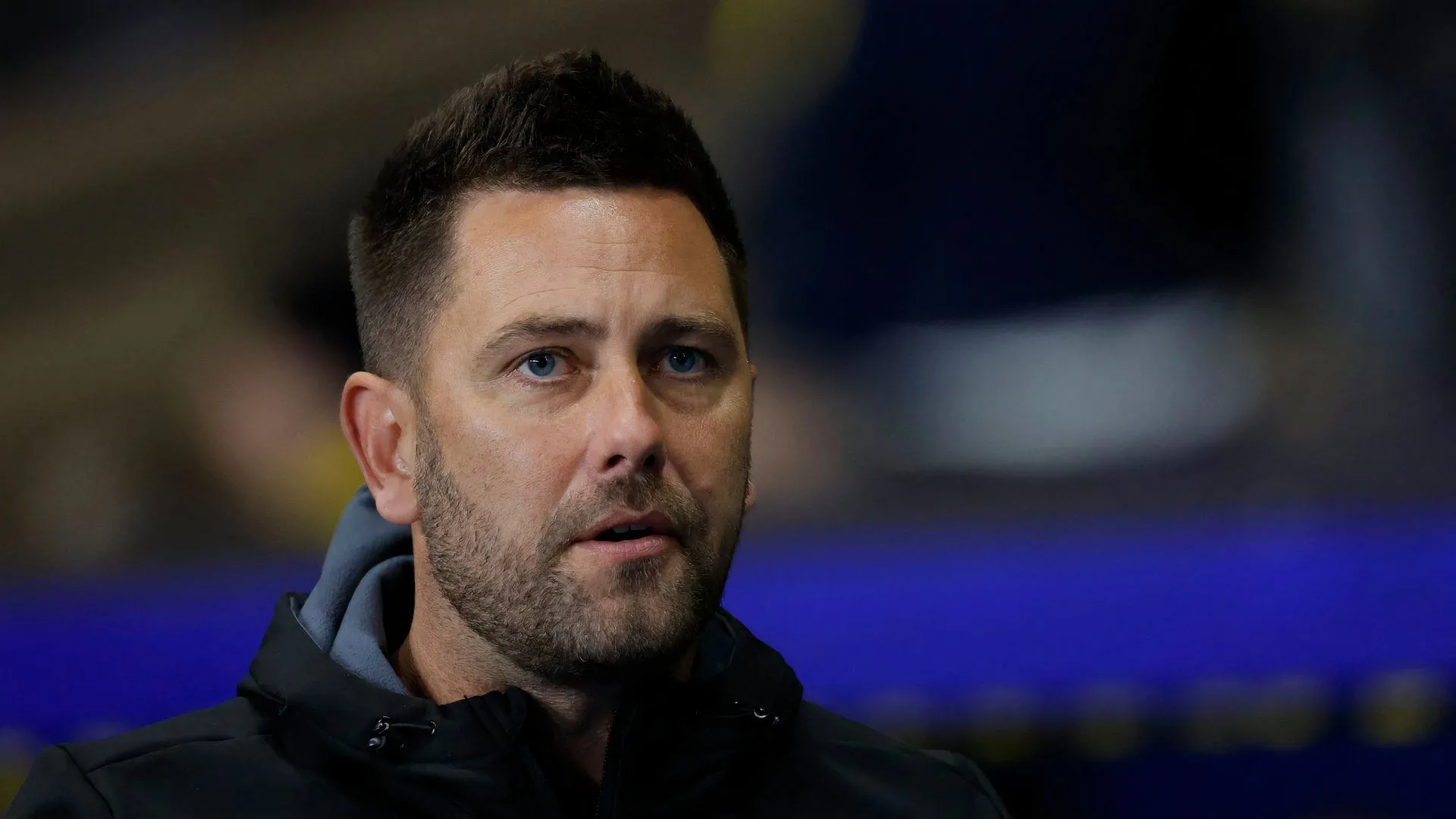 HLV Des Buckingham chỉ đạo trận đấu của Oxford United tại League One