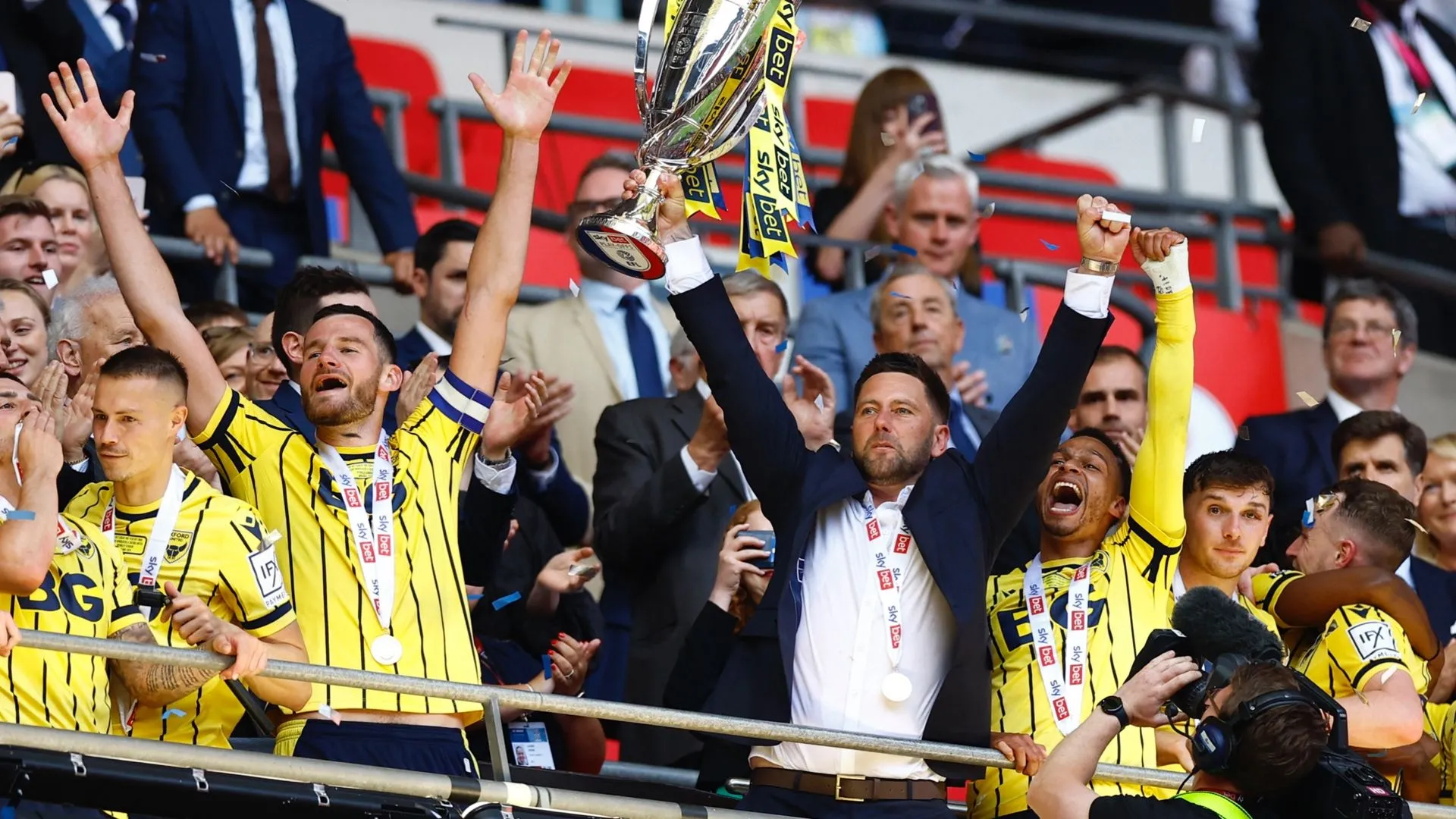 HLV Des Buckingham khi còn dẫn dắt CLB Oxford United thăng hạng League One