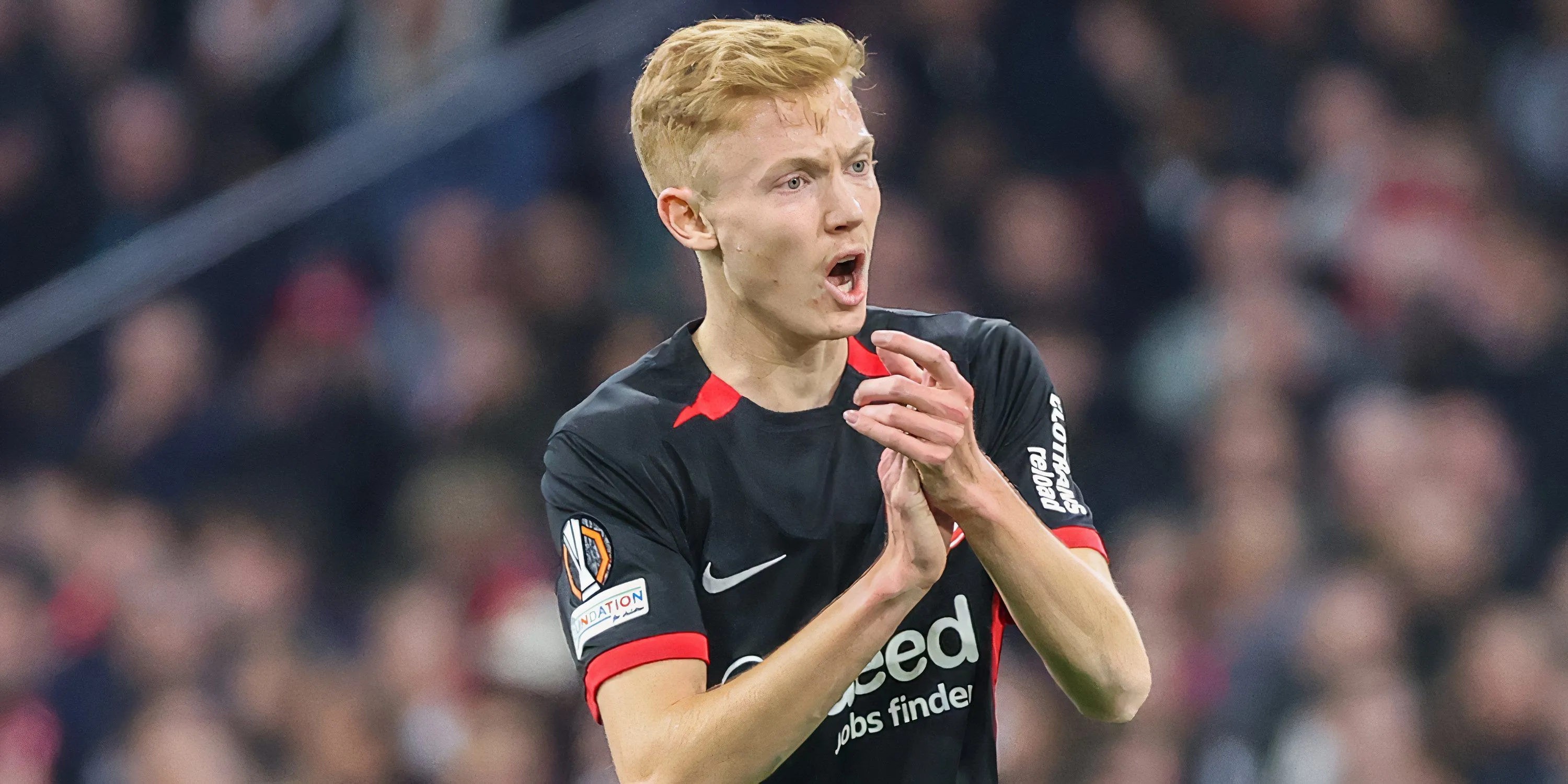 Hugo Larsson thi đấu cho Eintracht Frankfurt