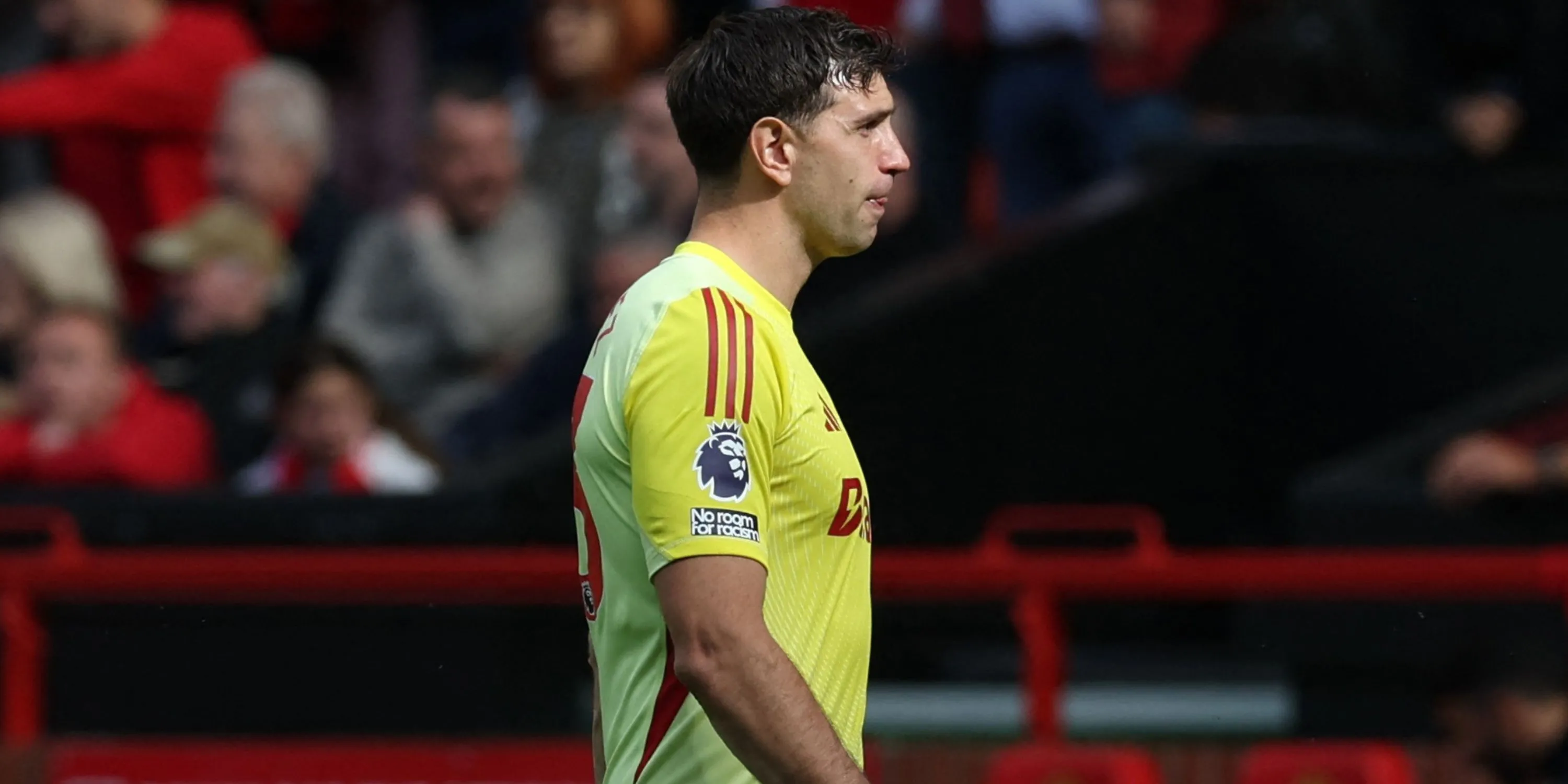 Khoảnh khắc Emiliano Martinez nhận thẻ đỏ sau pha va chạm với Rasmus Hojlund của Manchester United
