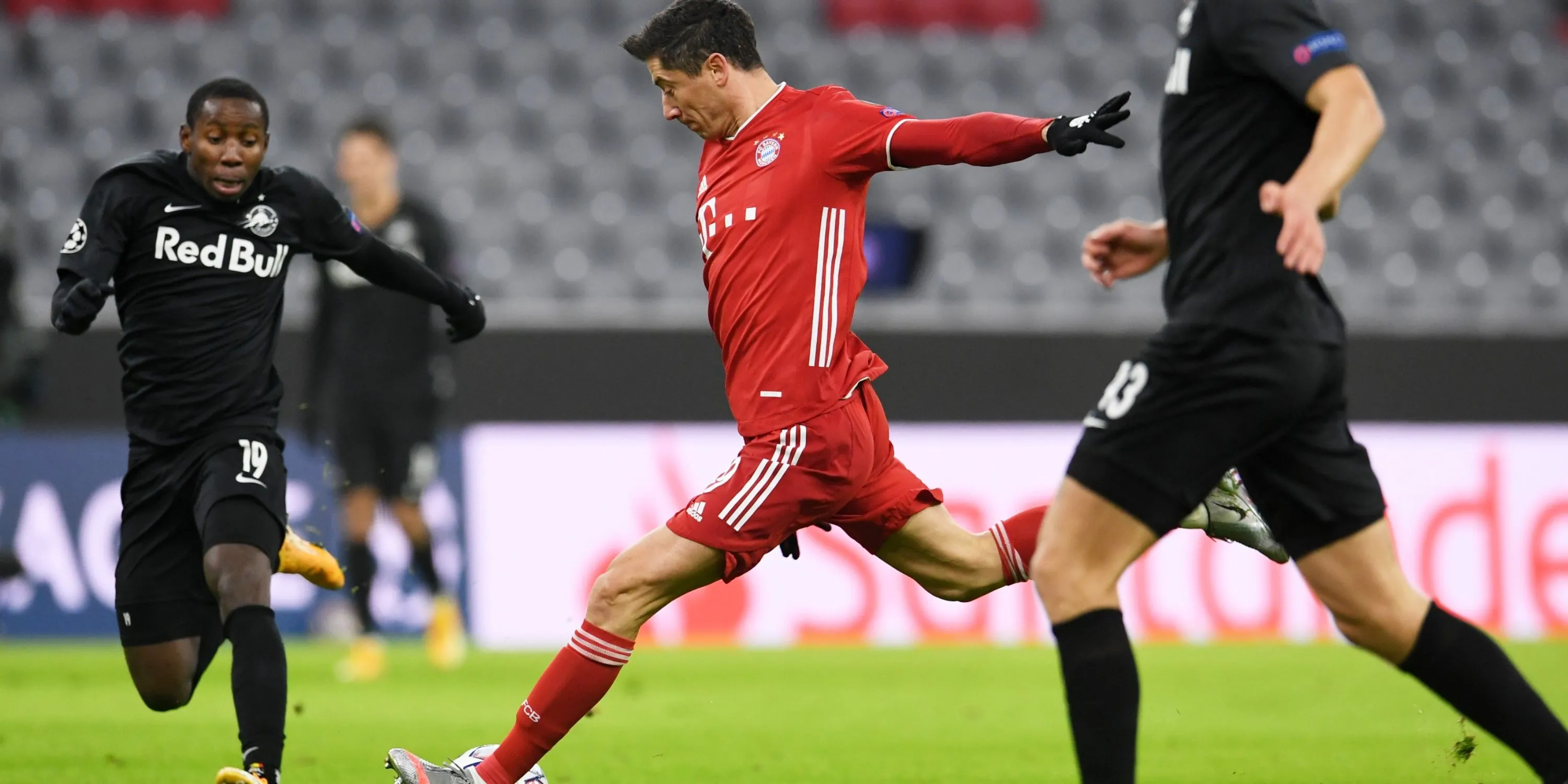 Robert Lewandowski trong màu áo Bayern Munich, mùa giải 2020