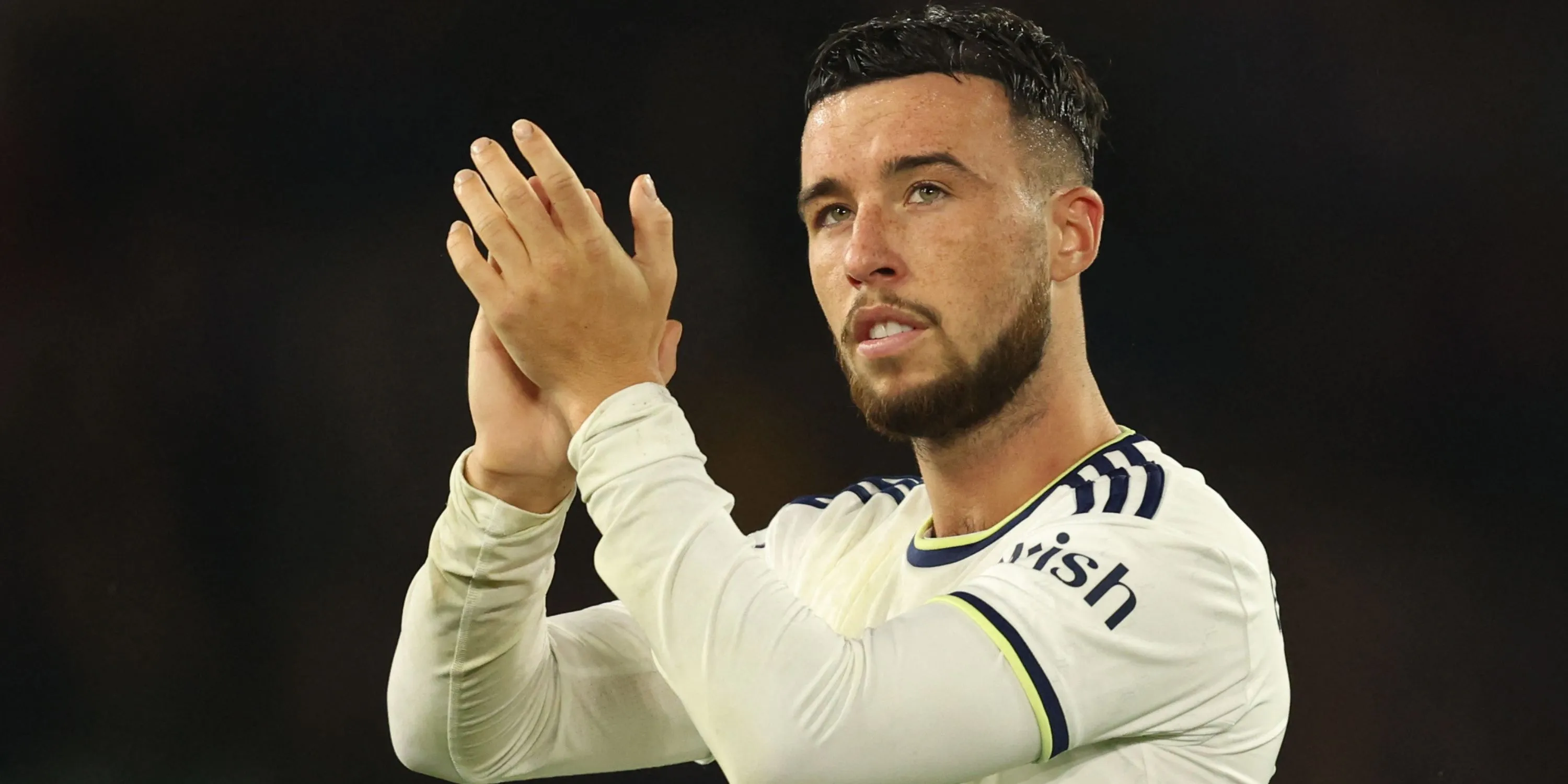 Sam Greenwood trong màu áo Leeds đối đầu Bournemouth tại Premier League