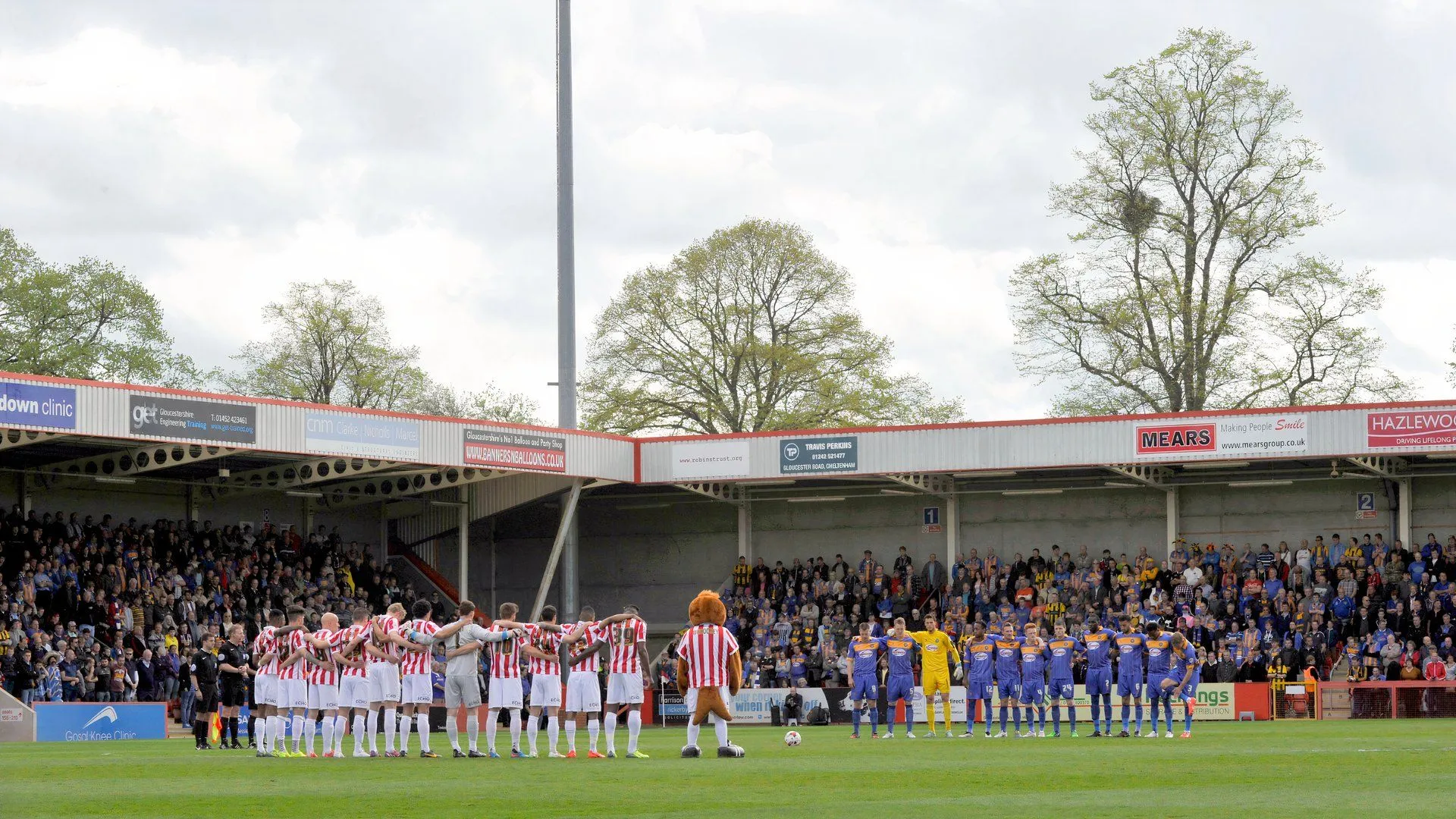 Sân vận động Whaddon Road của Cheltenham Town