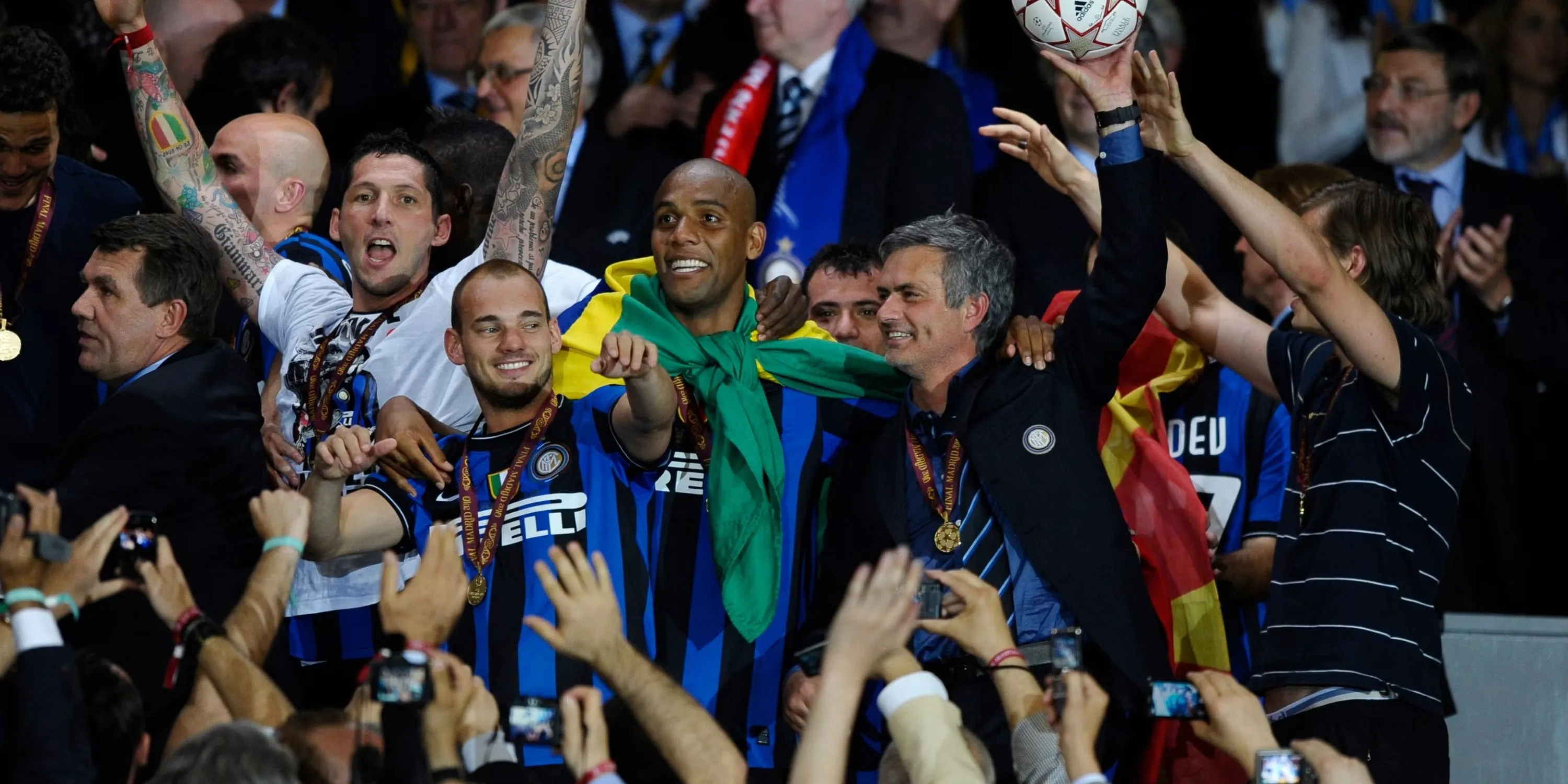Wesley Sneijder ăn mừng cùng HLV Jose Mourinho trong mùa giải lịch sử của Inter Milan
