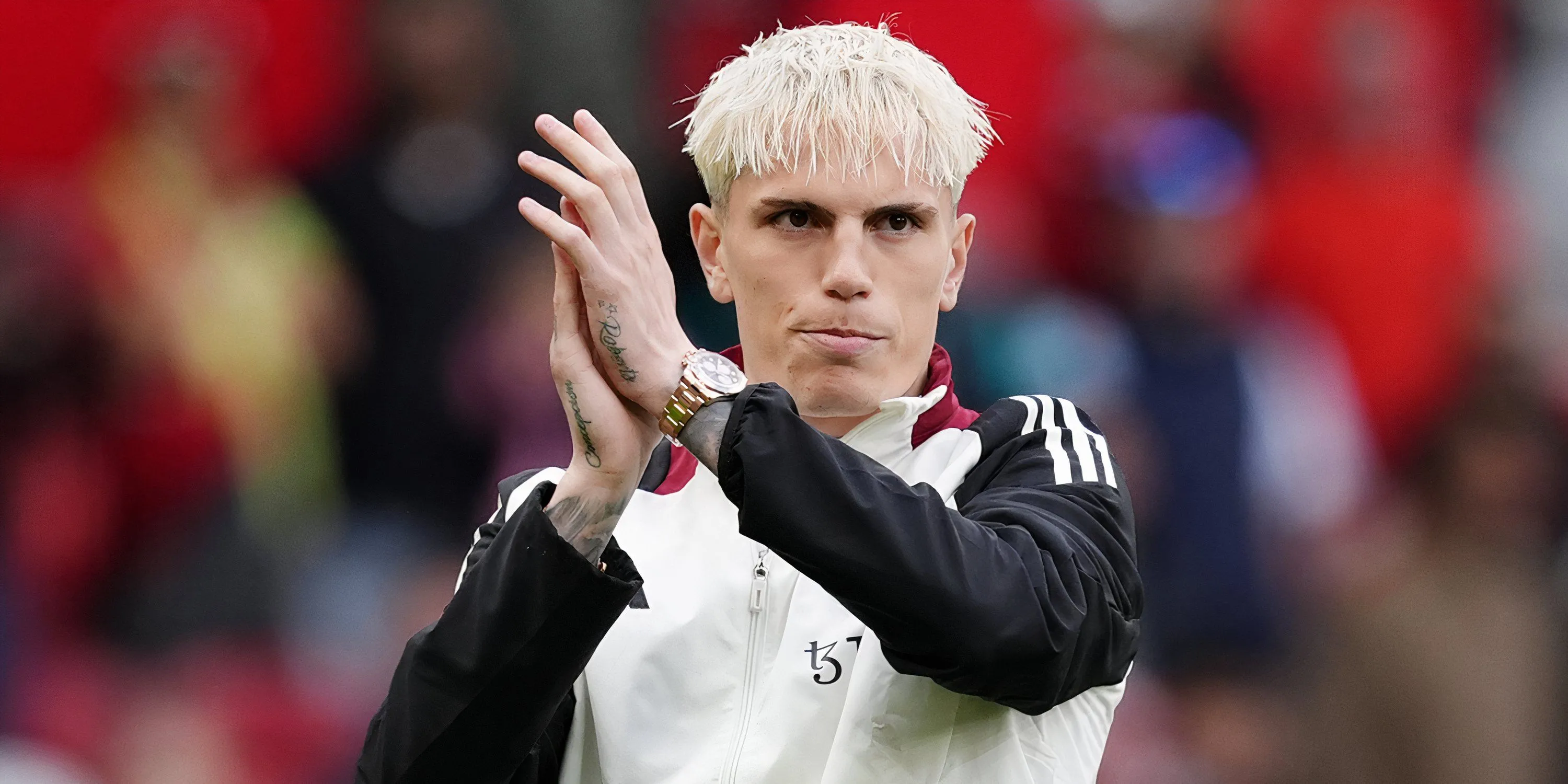 Alejandro Garnacho vẫy chào người hâm mộ Manchester United, tương lai chưa rõ ràng tại Old Trafford