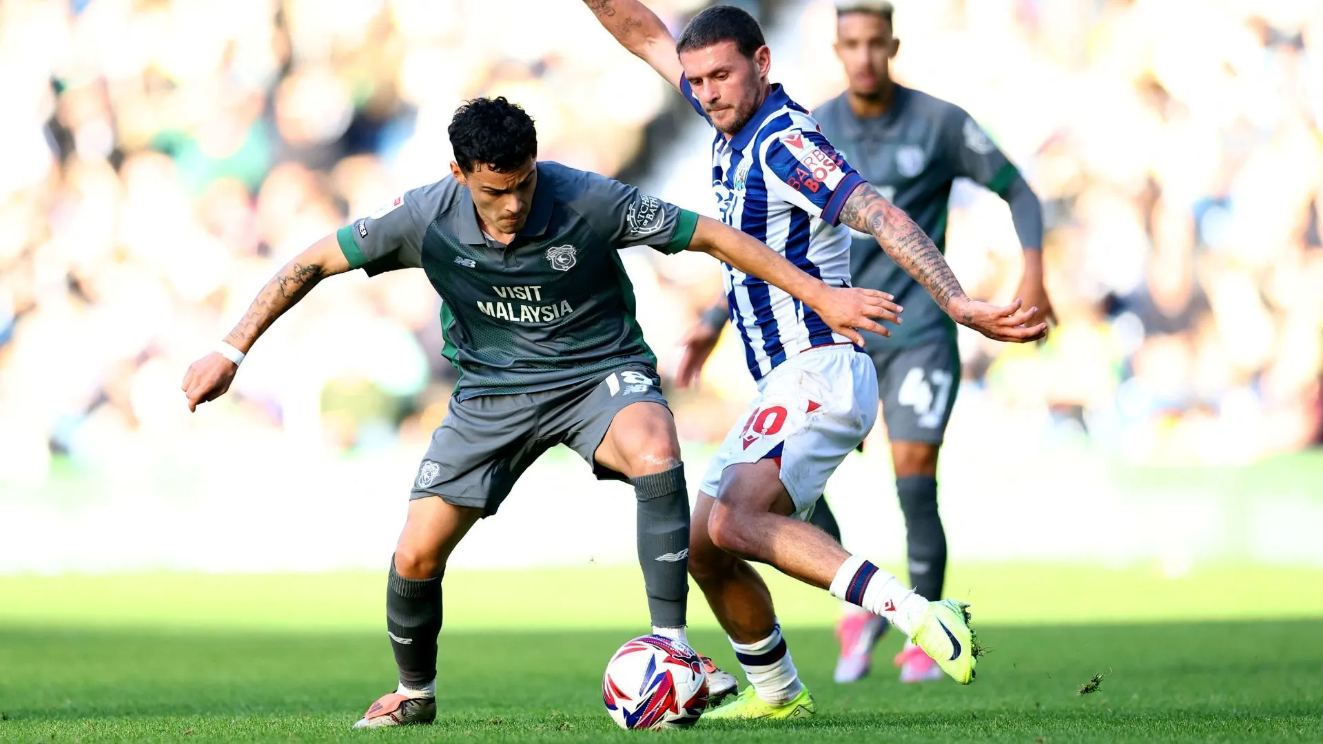 Alex Robertson, tiền vệ tài năng của Cardiff City, đang đối mặt với tương lai không chắc chắn giữa bối cảnh CLB im ắng trên thị trường chuyển nhượng.
