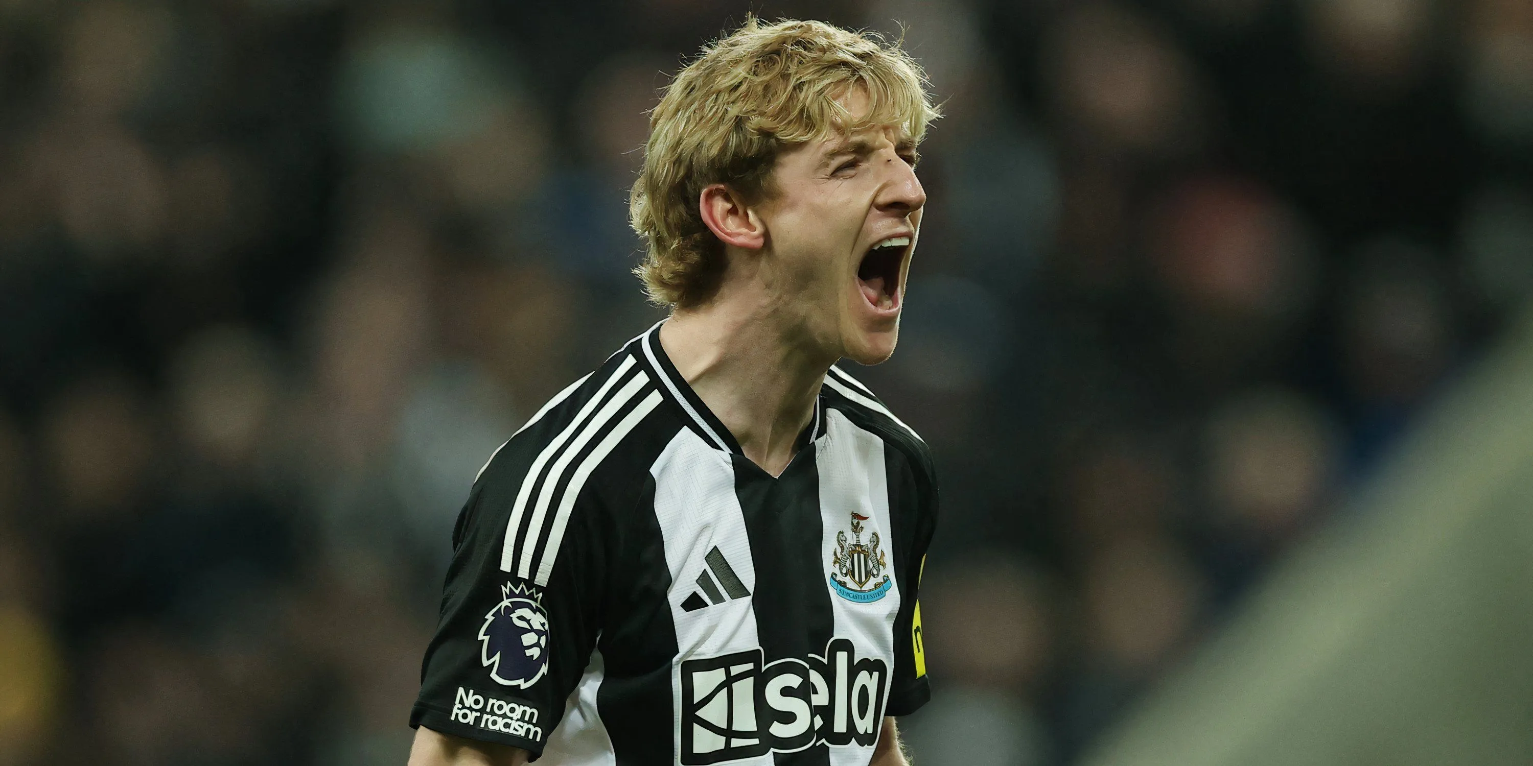 Anthony Gordon ăn mừng bàn thắng trong màu áo Newcastle United