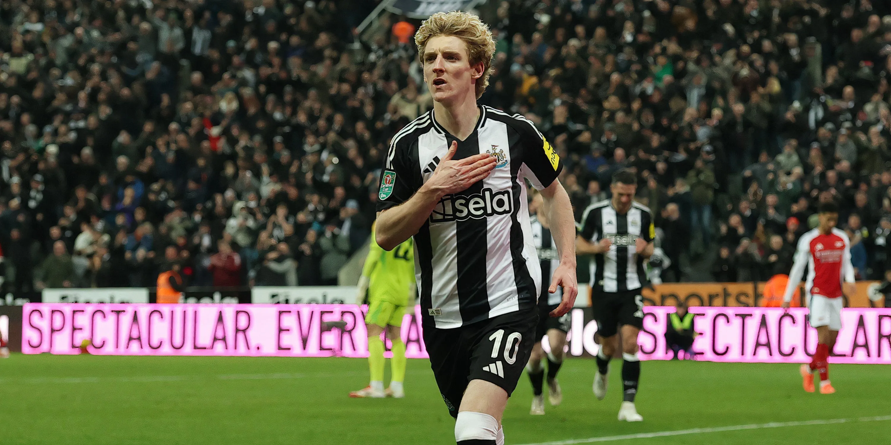 Anthony Gordon thi đấu dưới sự chỉ đạo của huấn luyện viên Eddie Howe tại Newcastle