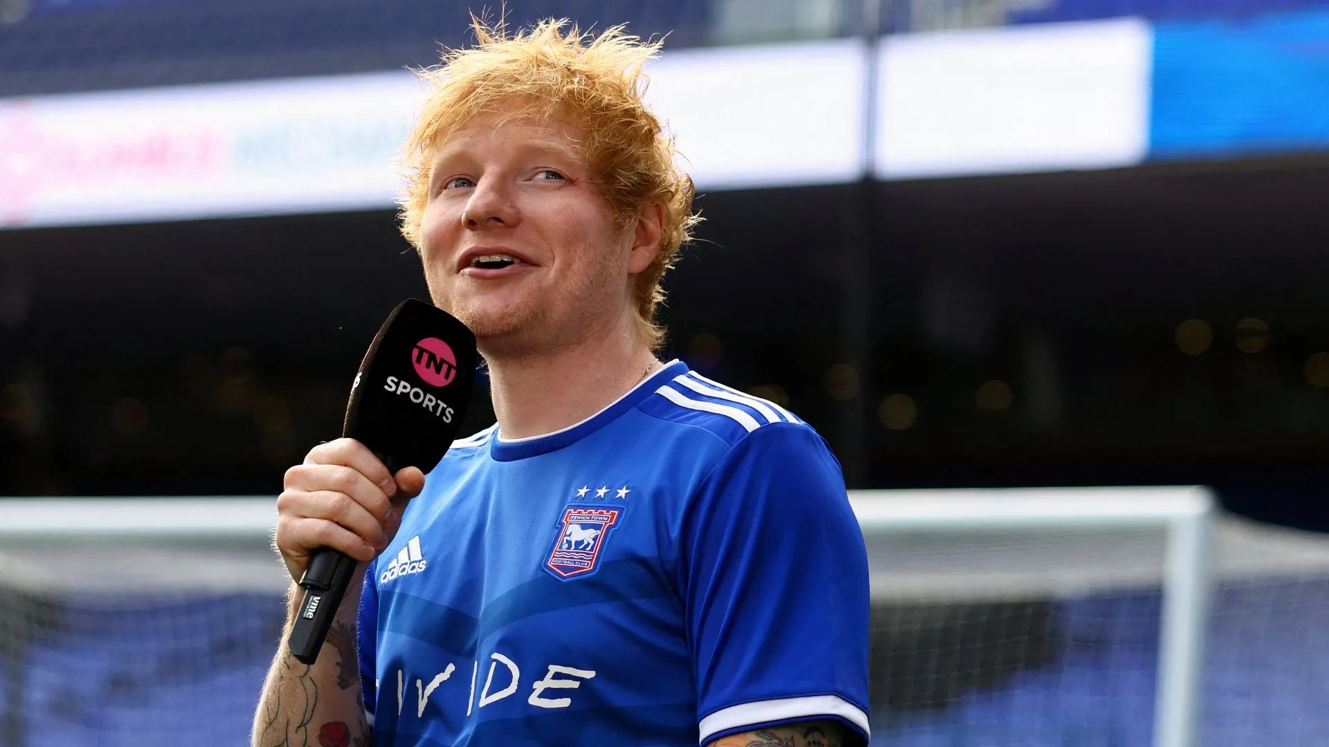 Ca sĩ Ed Sheeran biểu diễn tại sân vận động Portman Road của Ipswich Town