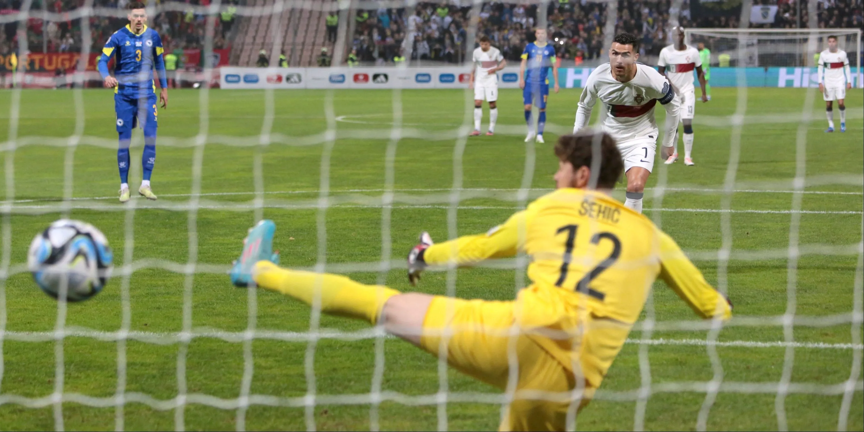 Cristiano Ronaldo ghi bàn từ chấm penalty cho Bồ Đào Nha