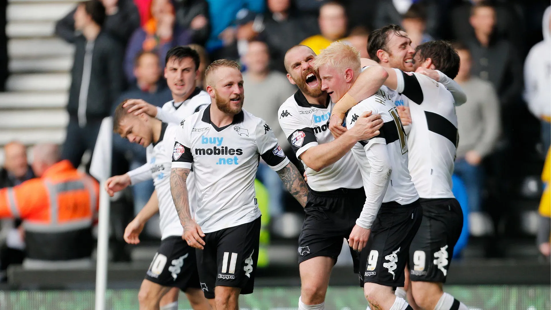 Đội hình Derby County ăn mừng bàn thắng của Will Hughes trong trận play-off với Brighton