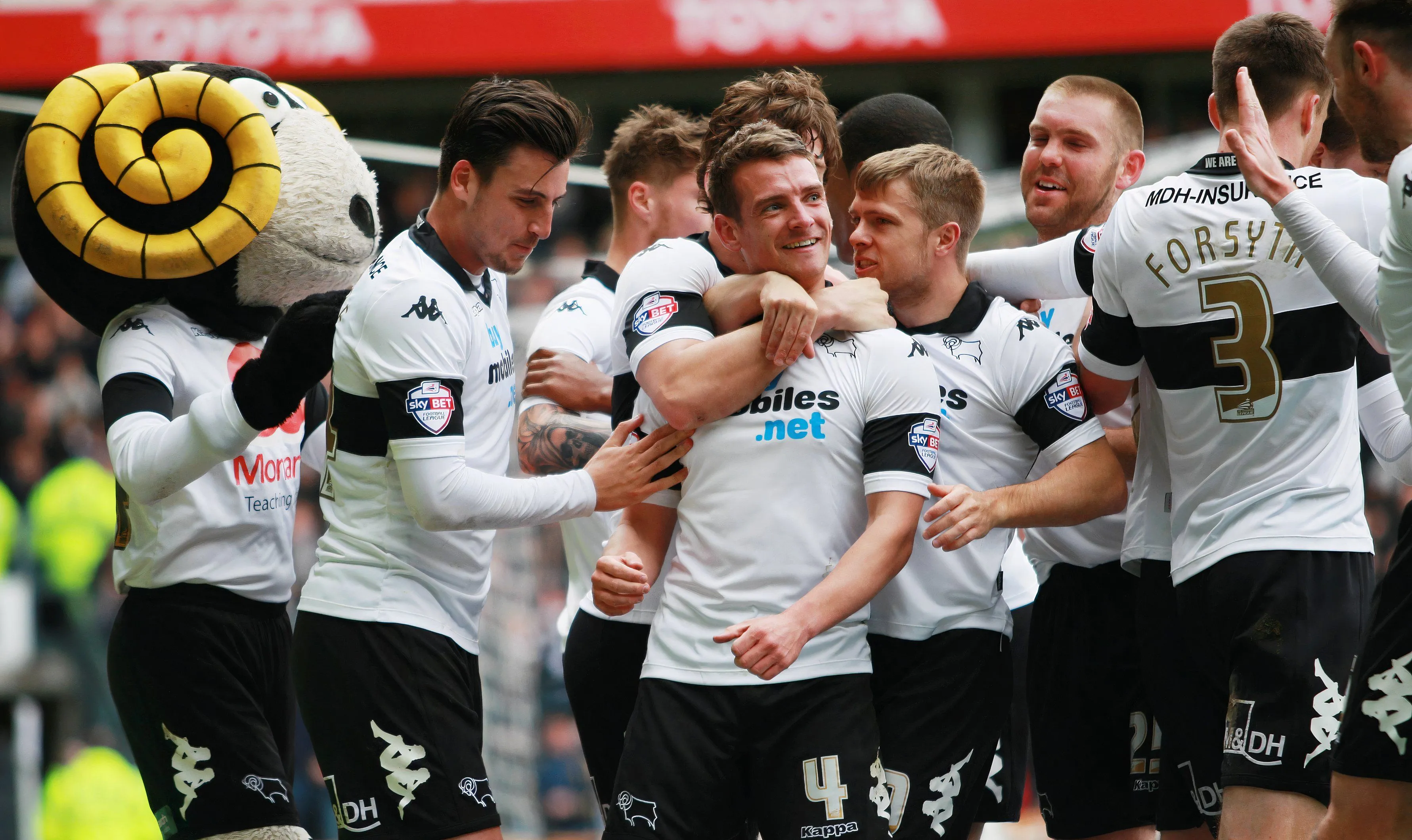 Đội hình Derby County ăn mừng cùng Craig Bryson sau cú hat-trick vào lưới Nottingham Forest