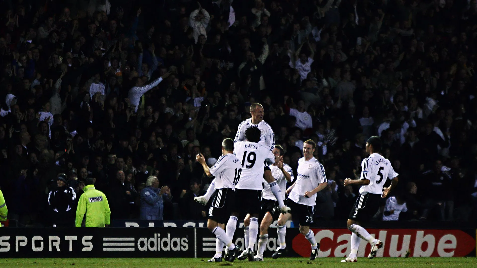 Đội hình Derby County ăn mừng cùng Kenny Miller sau bàn thắng mở tỷ số vào lưới Newcastle United