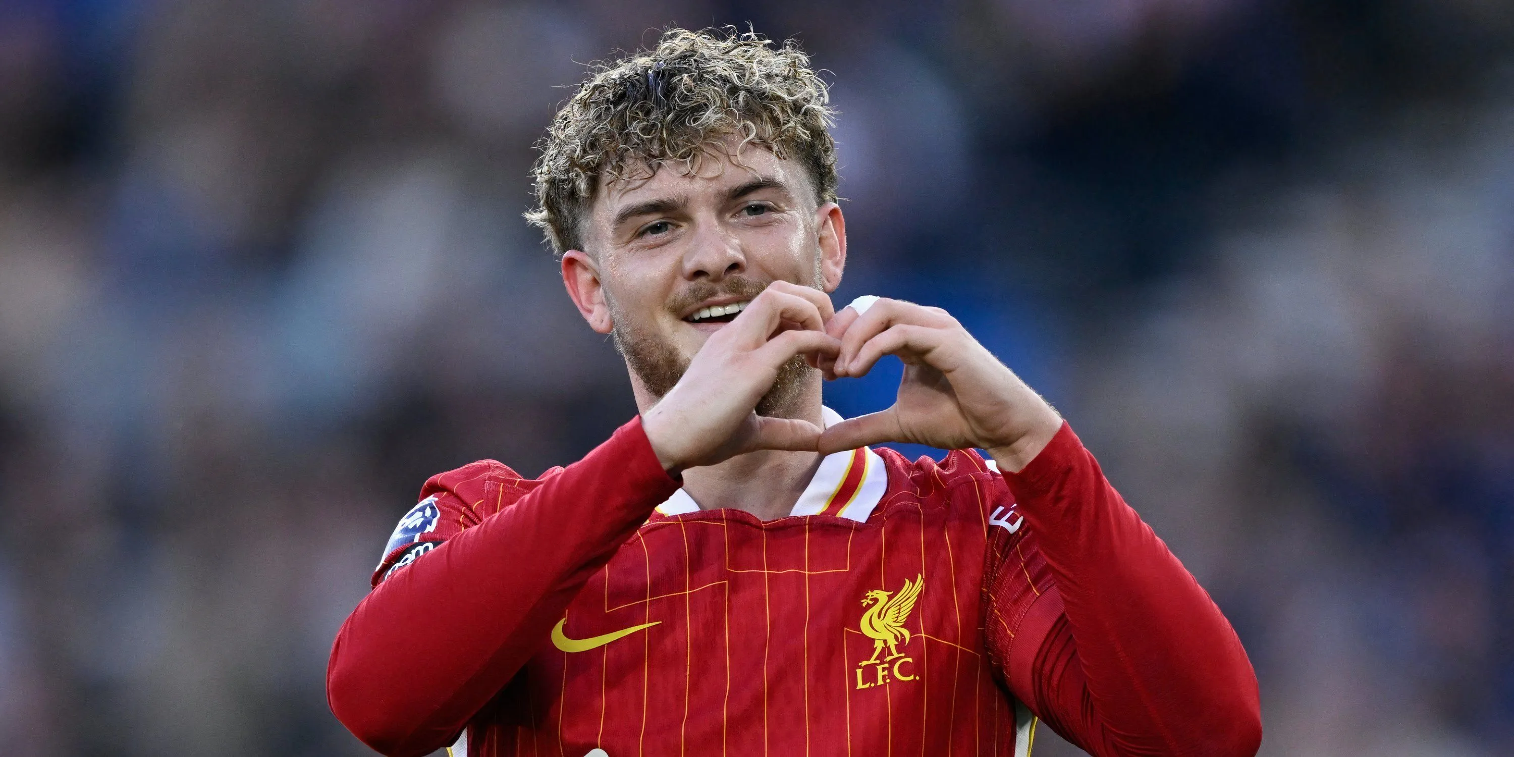 Harvey Elliott ăn mừng chiến thắng cùng Liverpool