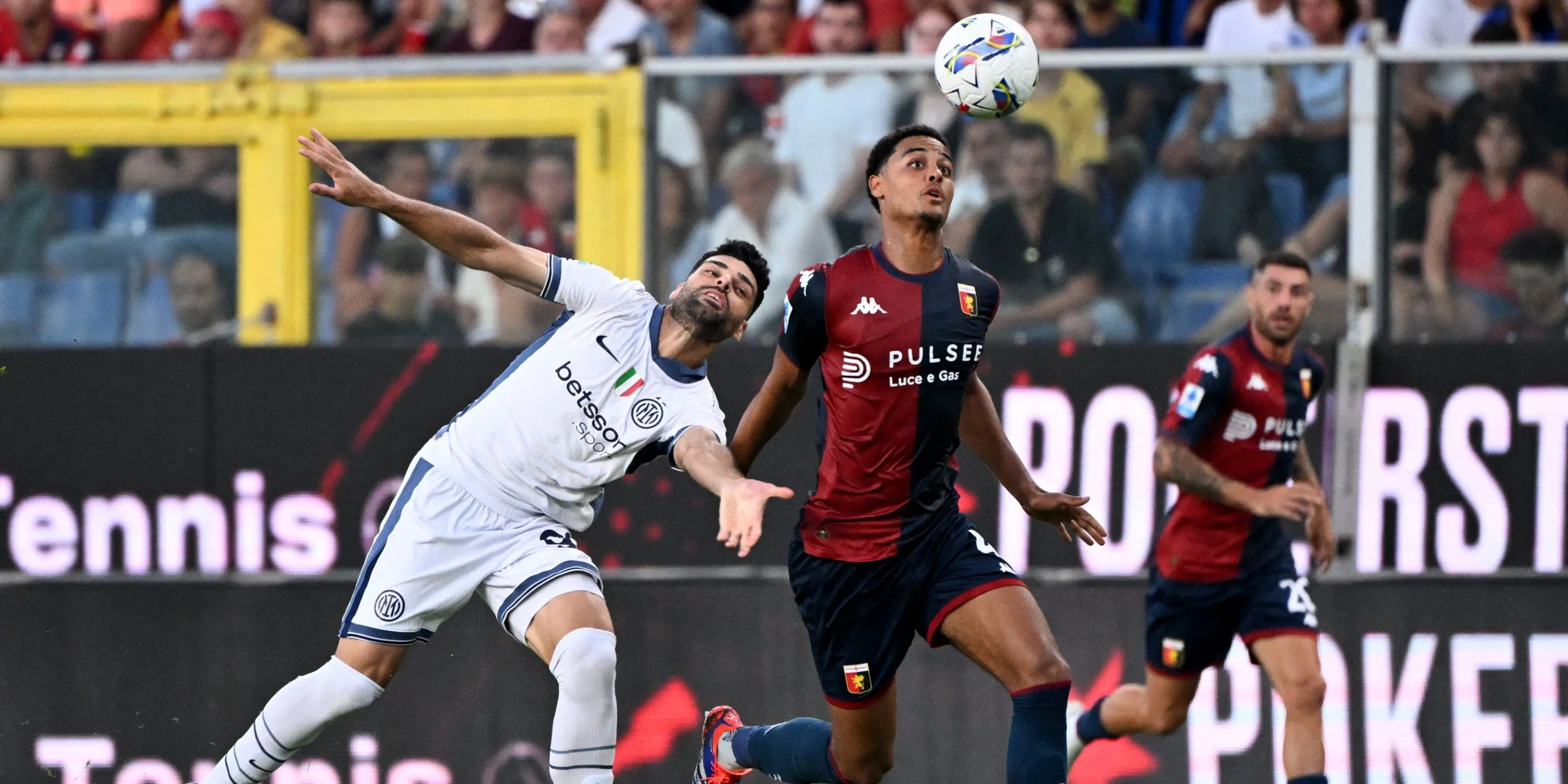 Hậu vệ Koni de Winter trong trang phục thi đấu của Genoa
