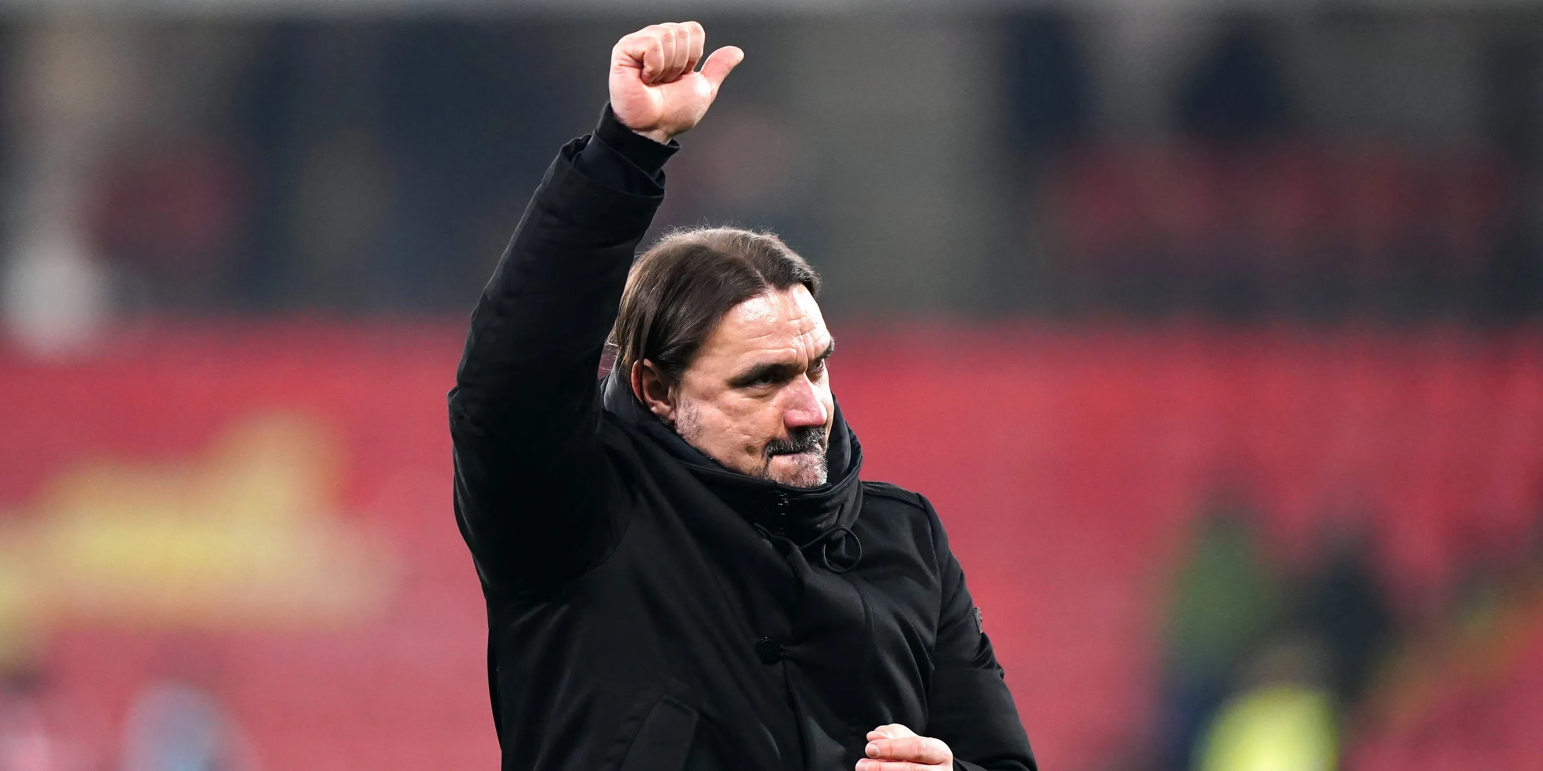 HLV Daniel Farke của Leeds United trong một buổi họp báo.