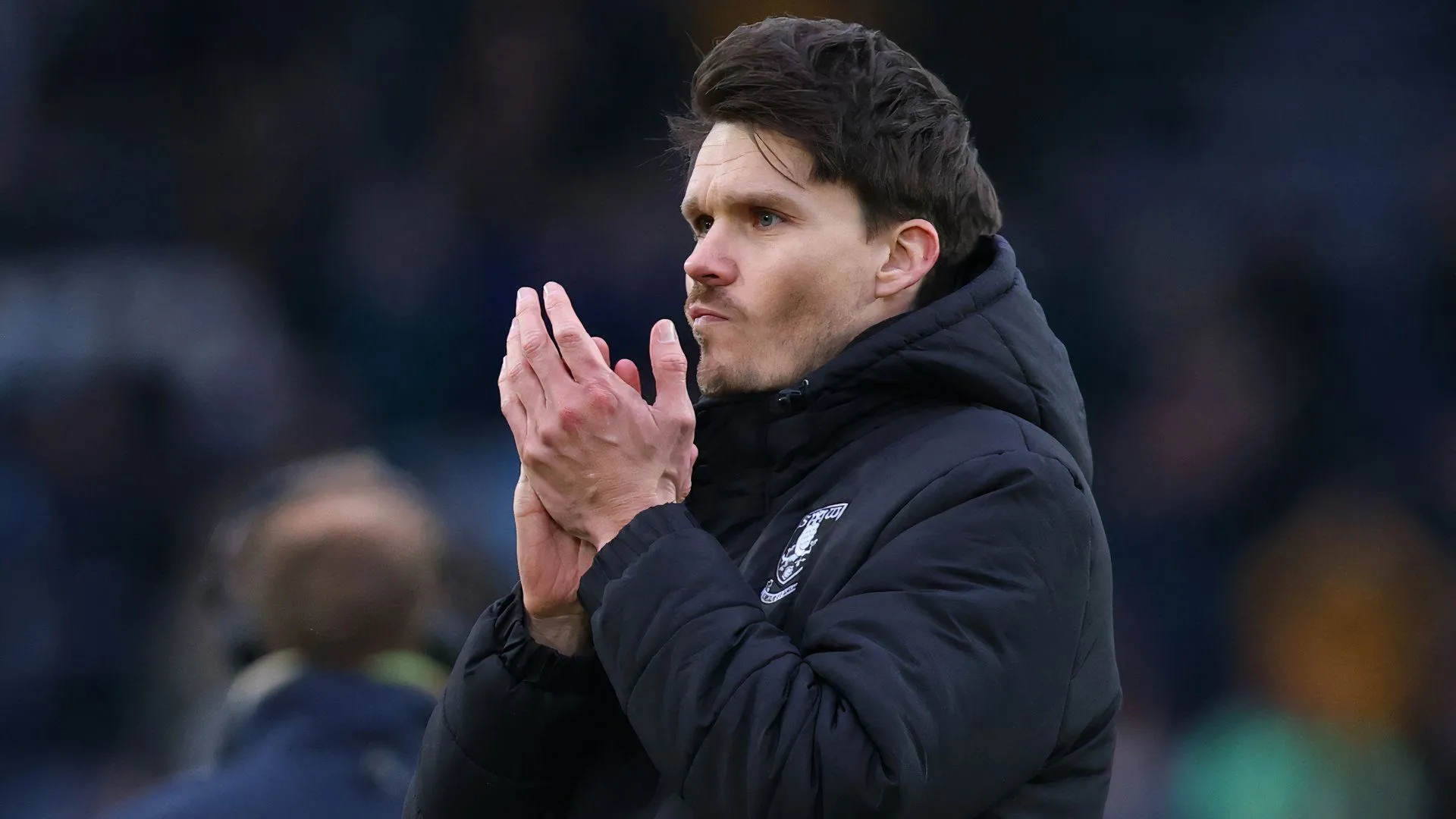 Huấn luyện viên Danny Rohl của Sheffield Wednesday bên đường biên, người có tương lai phụ thuộc vào việc đội bóng đổi chủ