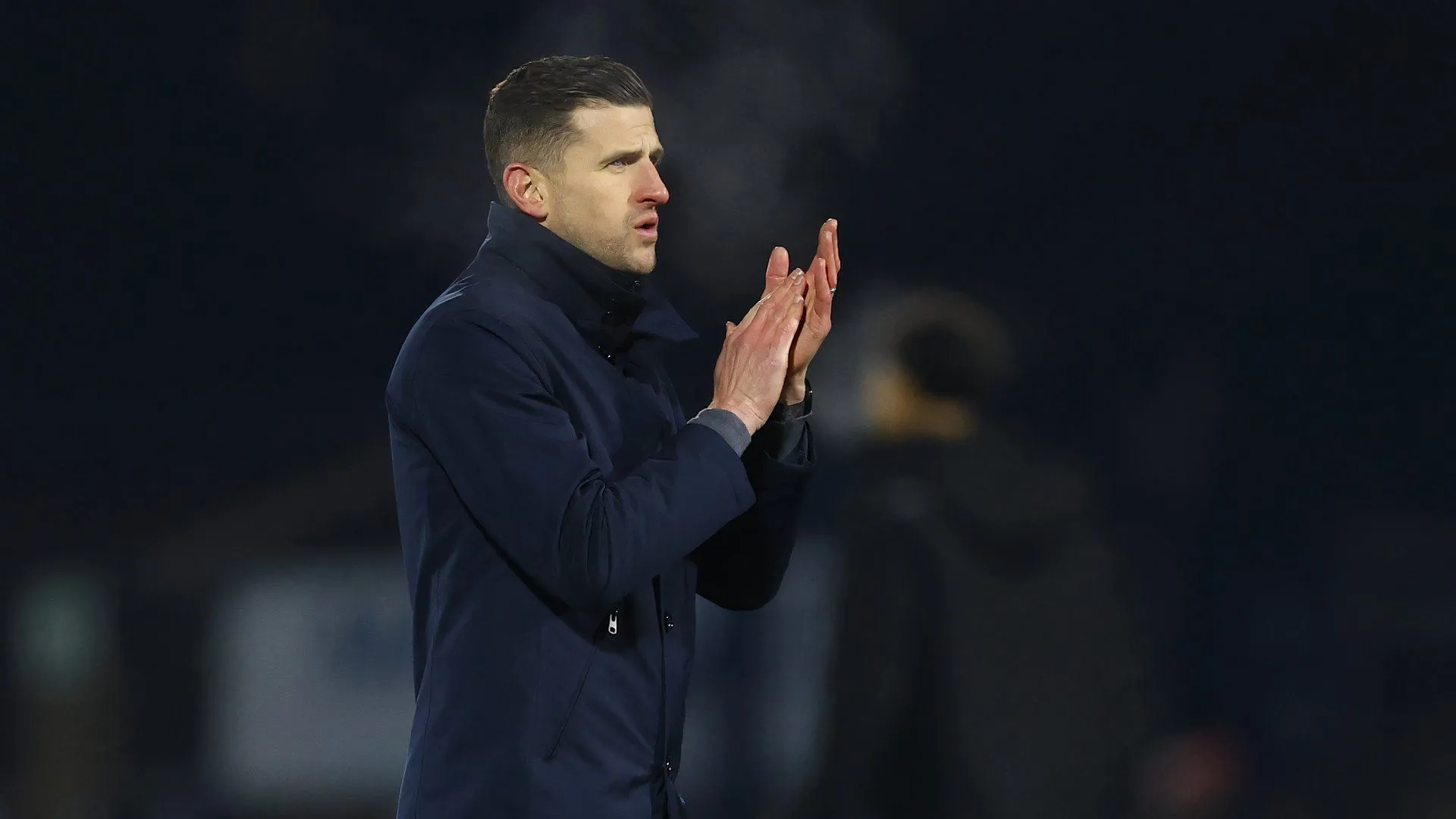 Huấn luyện viên John Mousinho của Portsmouth trong trận đấu