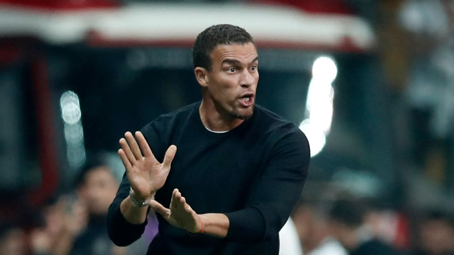 Huấn luyện viên Valerien Ismael của Blackburn Rovers trên sân cỏ