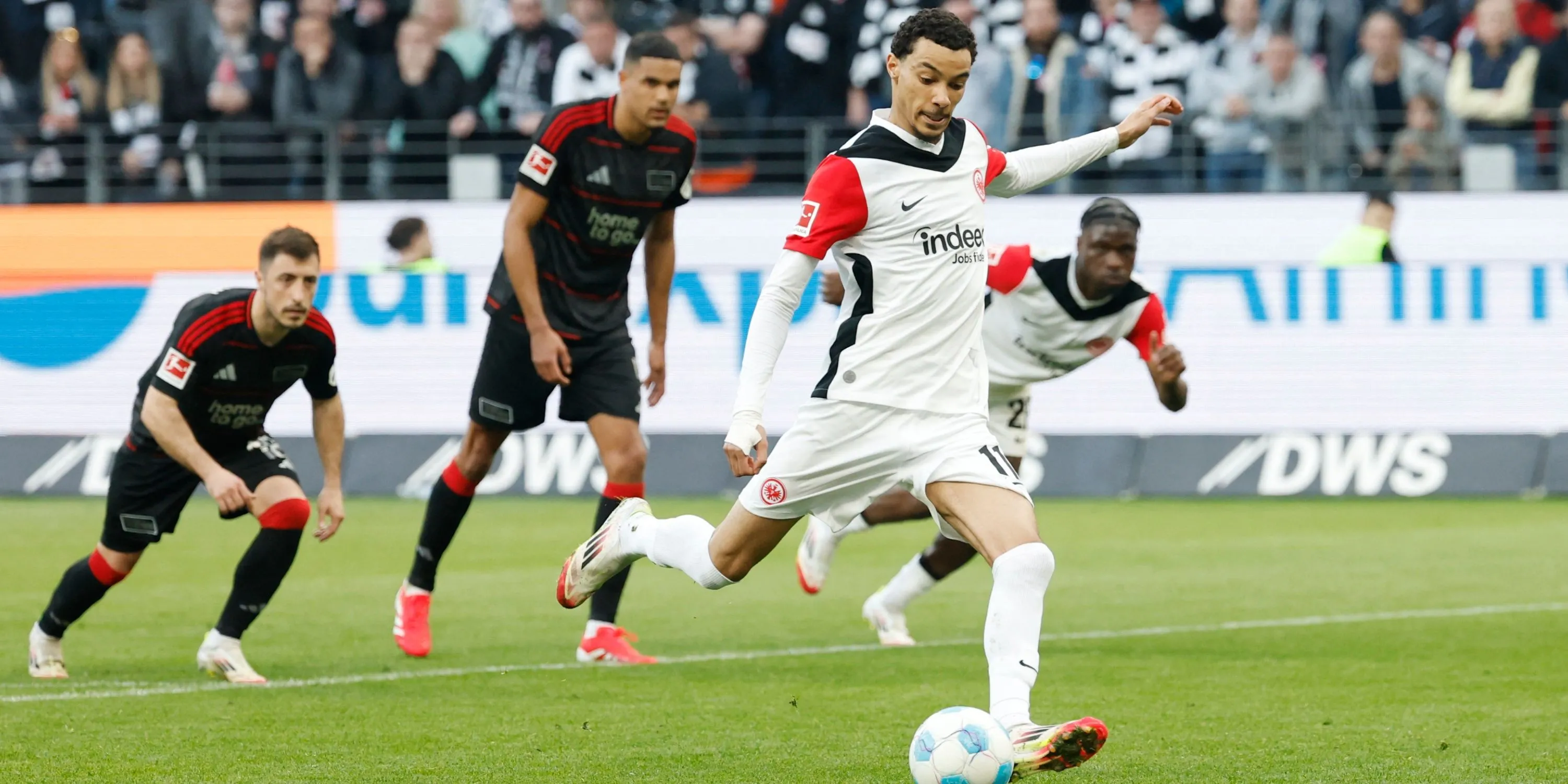 Hugo Ekitike trong màu áo Eintracht Frankfurt