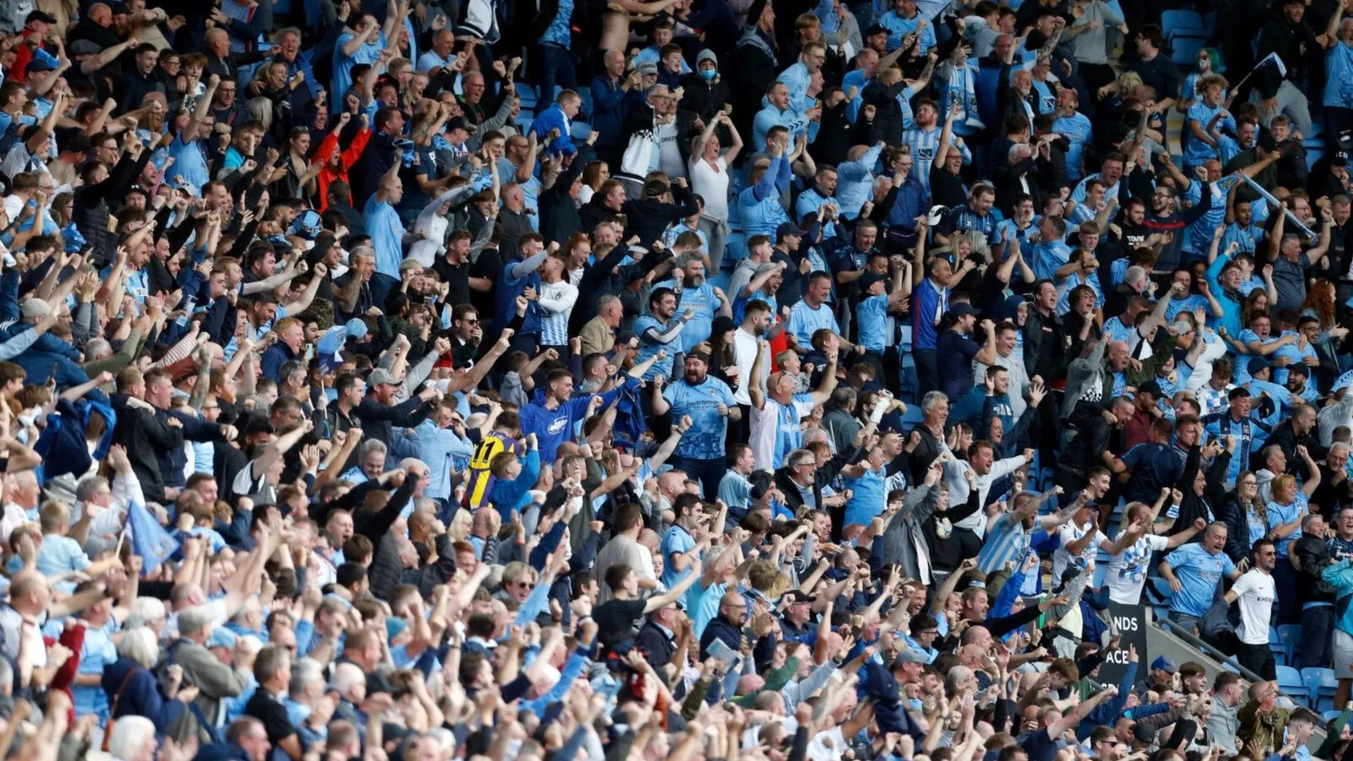 Khán đài CBS Arena của Coventry City đang reo hò sôi động trong một trận đấu tại Championship
