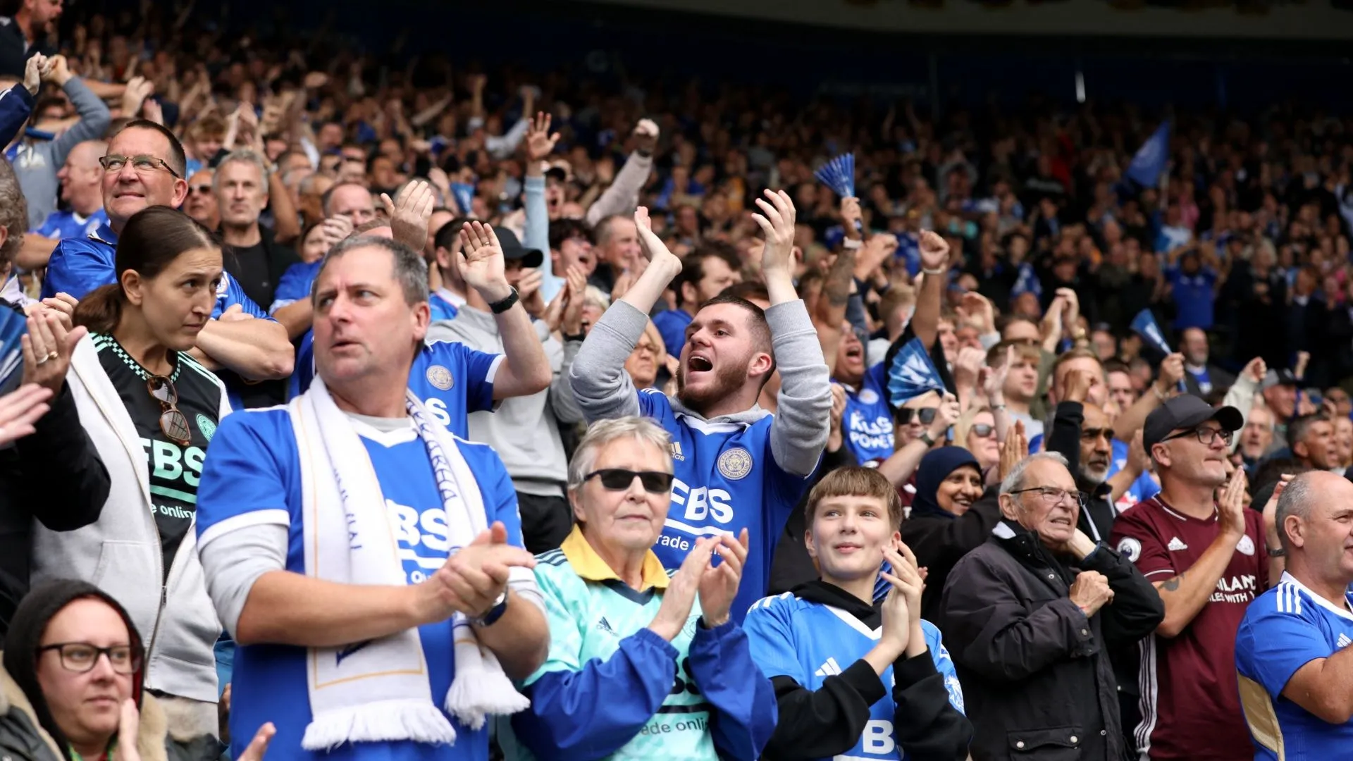Khán đài sân King Power của Leicester City với các cổ động viên trong trang phục xanh truyền thống đang theo dõi trận đấu