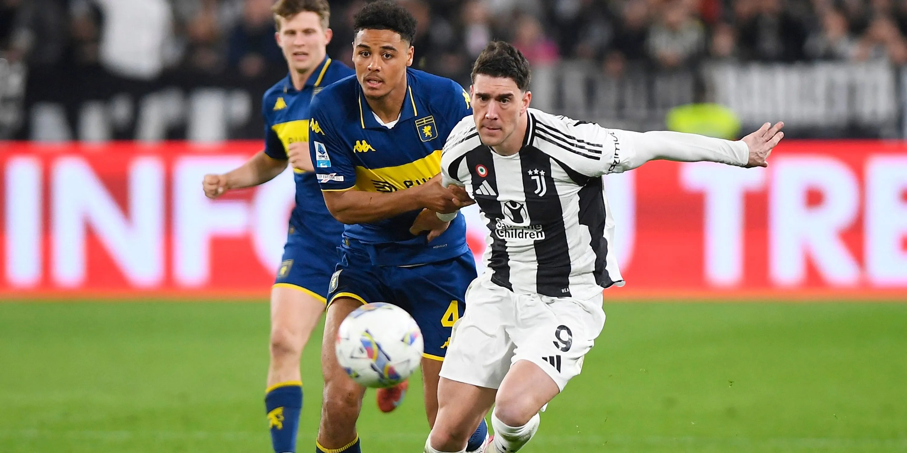 Koni de Winter của Genoa tranh chấp bóng trong một trận đấu Serie A