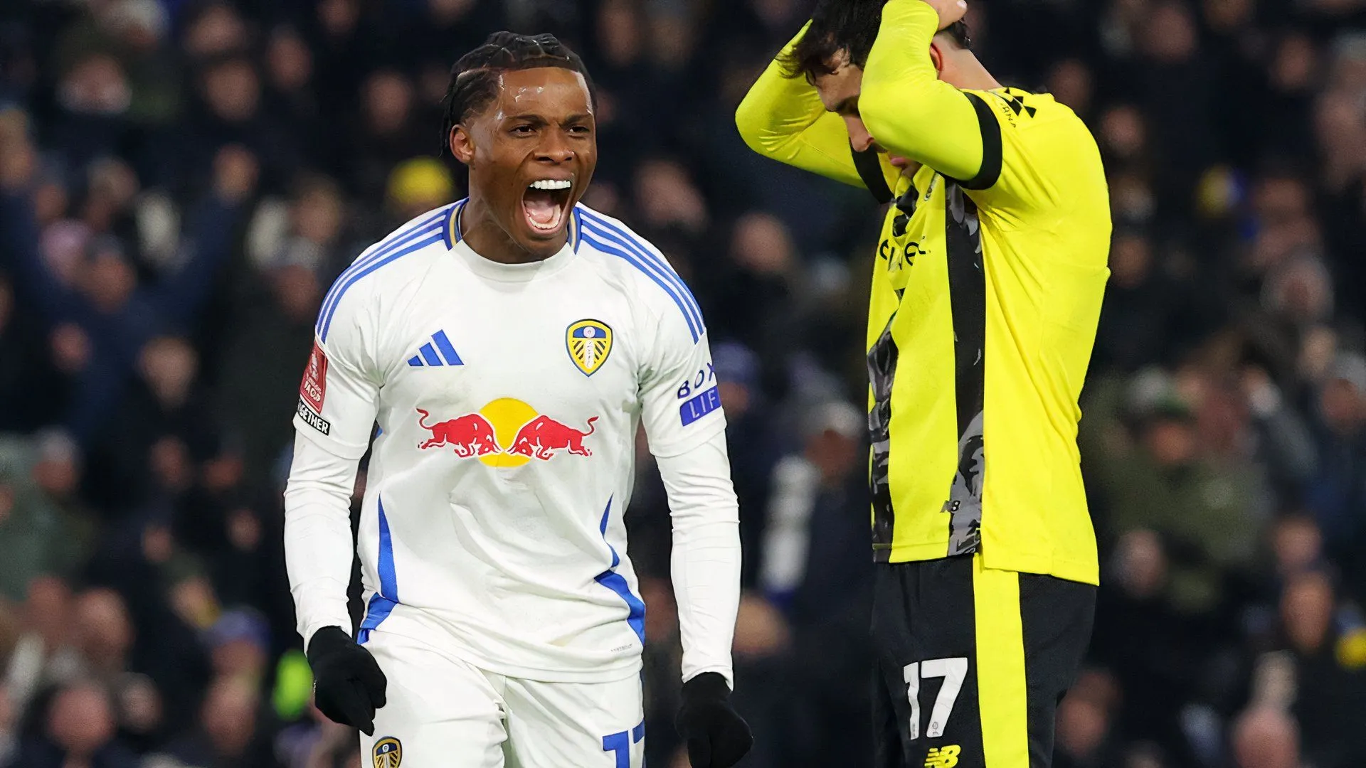 Largie Ramazani trong một trận đấu cho Leeds United
