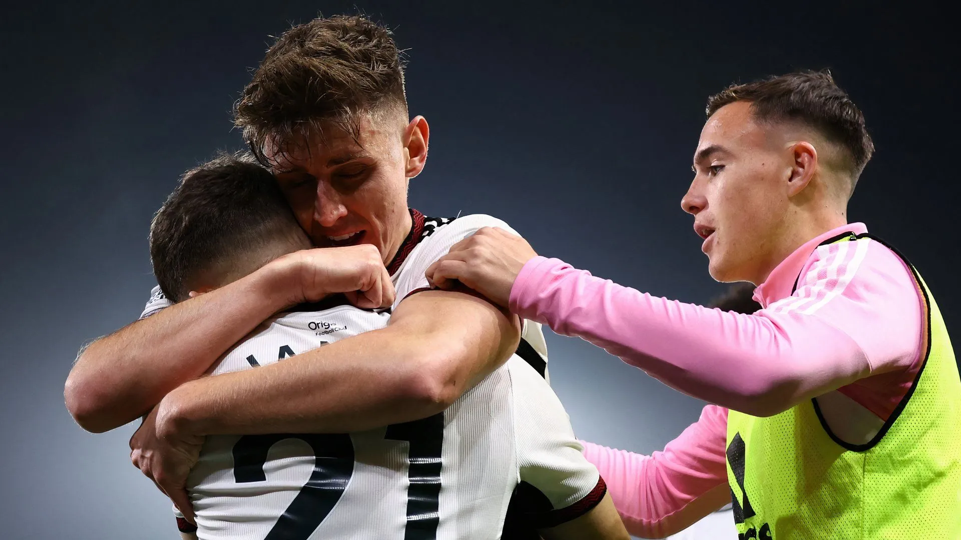 Luke Harris thi đấu cùng đồng đội Tom Cairney của Fulham trong trận gặp Manchester United