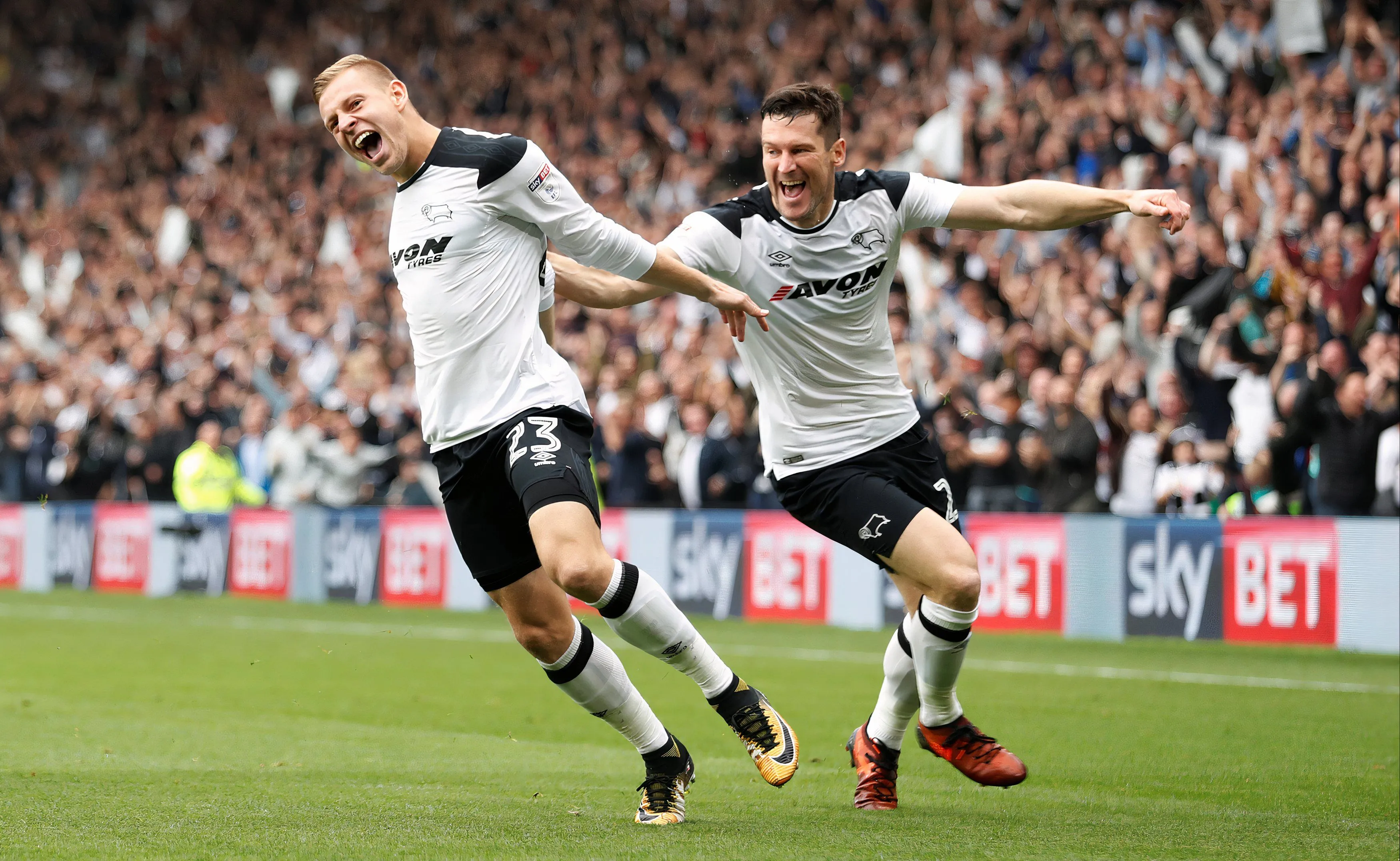 Matej Vydra của Derby County cùng David Nugent trong trận đấu với Nottingham Forest